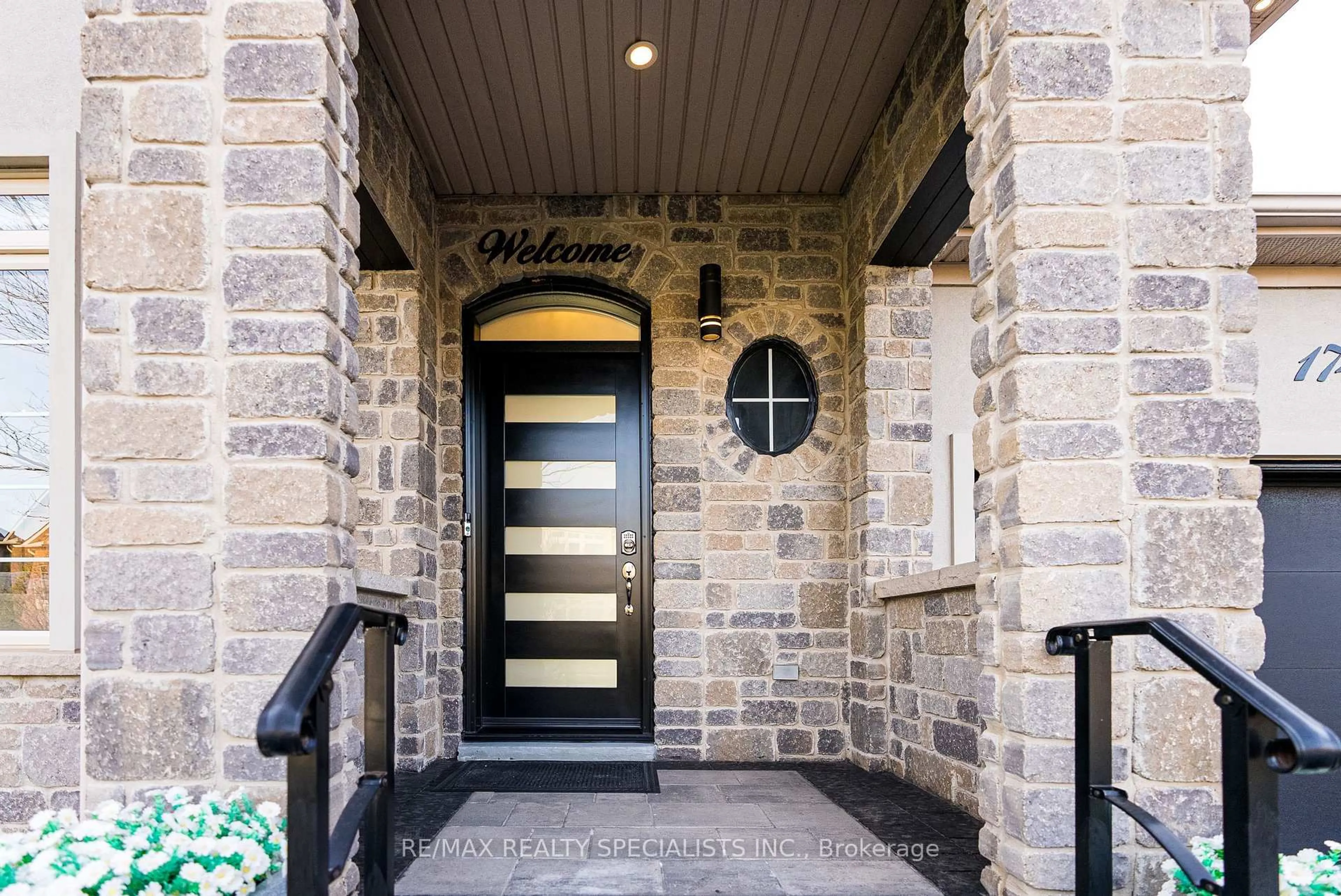 Indoor entryway for 174 Milkweed Way, Oakville Ontario L6L 0A4