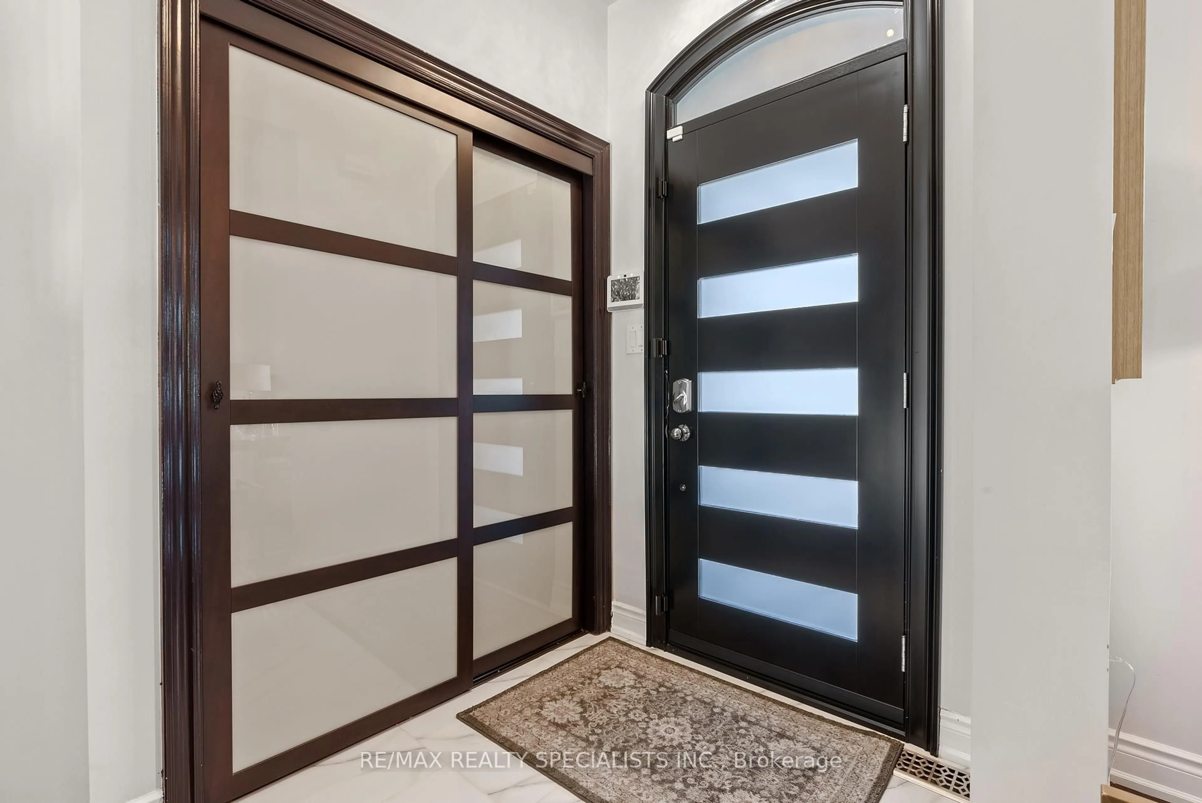 Indoor entryway for 174 Milkweed Way, Oakville Ontario L6L 0A4