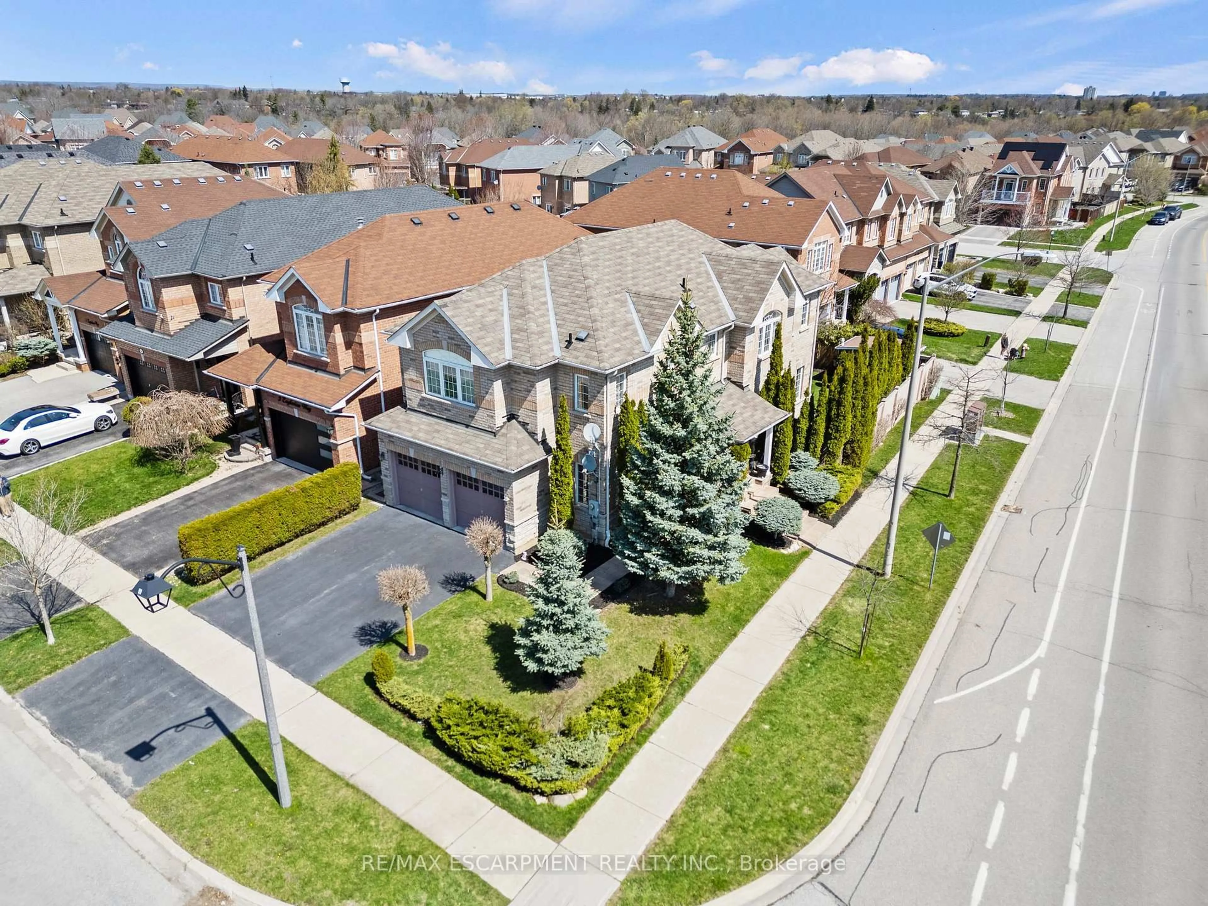 A pic from outside/outdoor area/front of a property/back of a property/a pic from drone, street for 200 Miller Dr, Halton Hills Ontario L7G 6N3