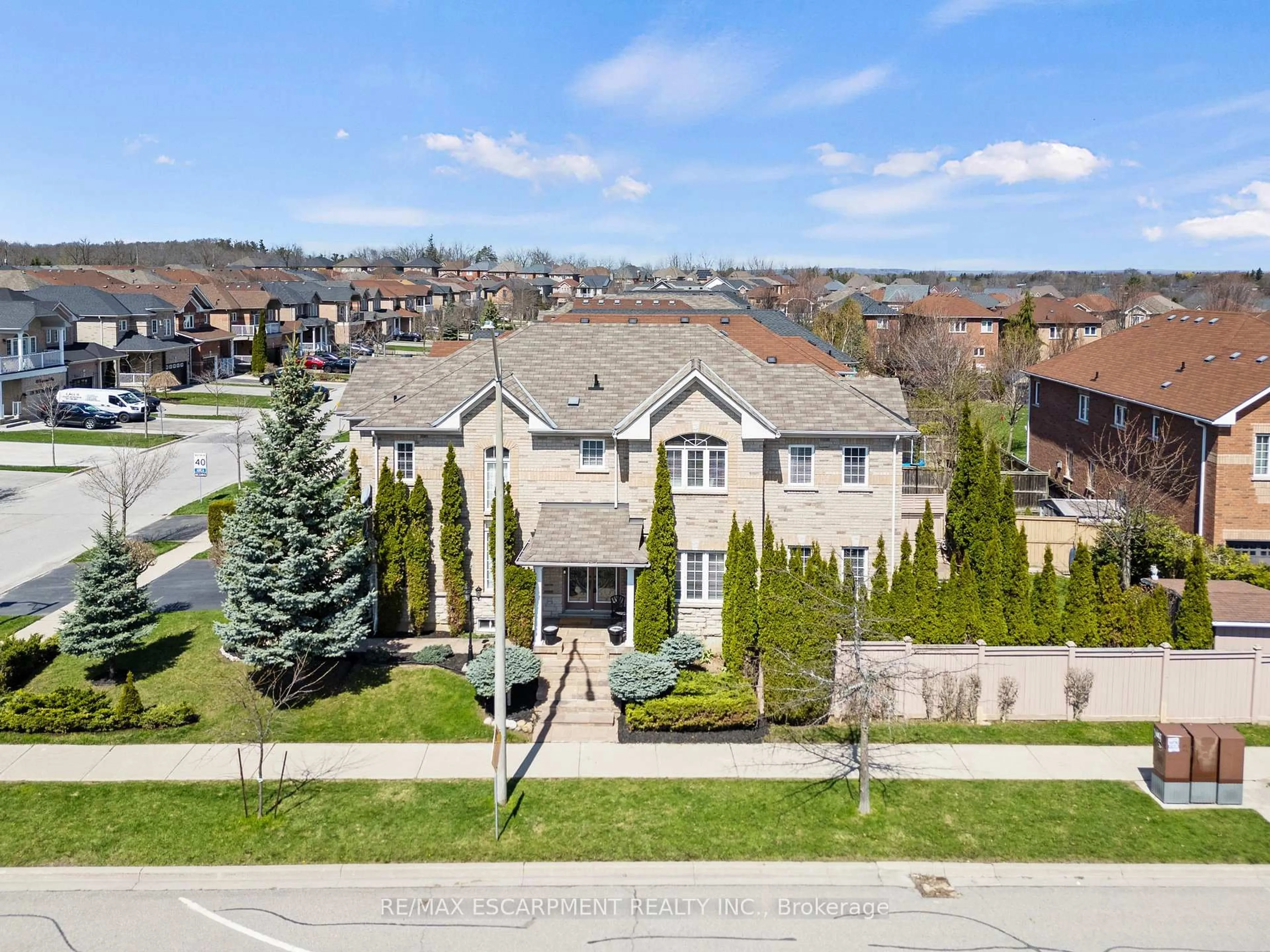 A pic from outside/outdoor area/front of a property/back of a property/a pic from drone, street for 200 Miller Dr, Halton Hills Ontario L7G 6N3