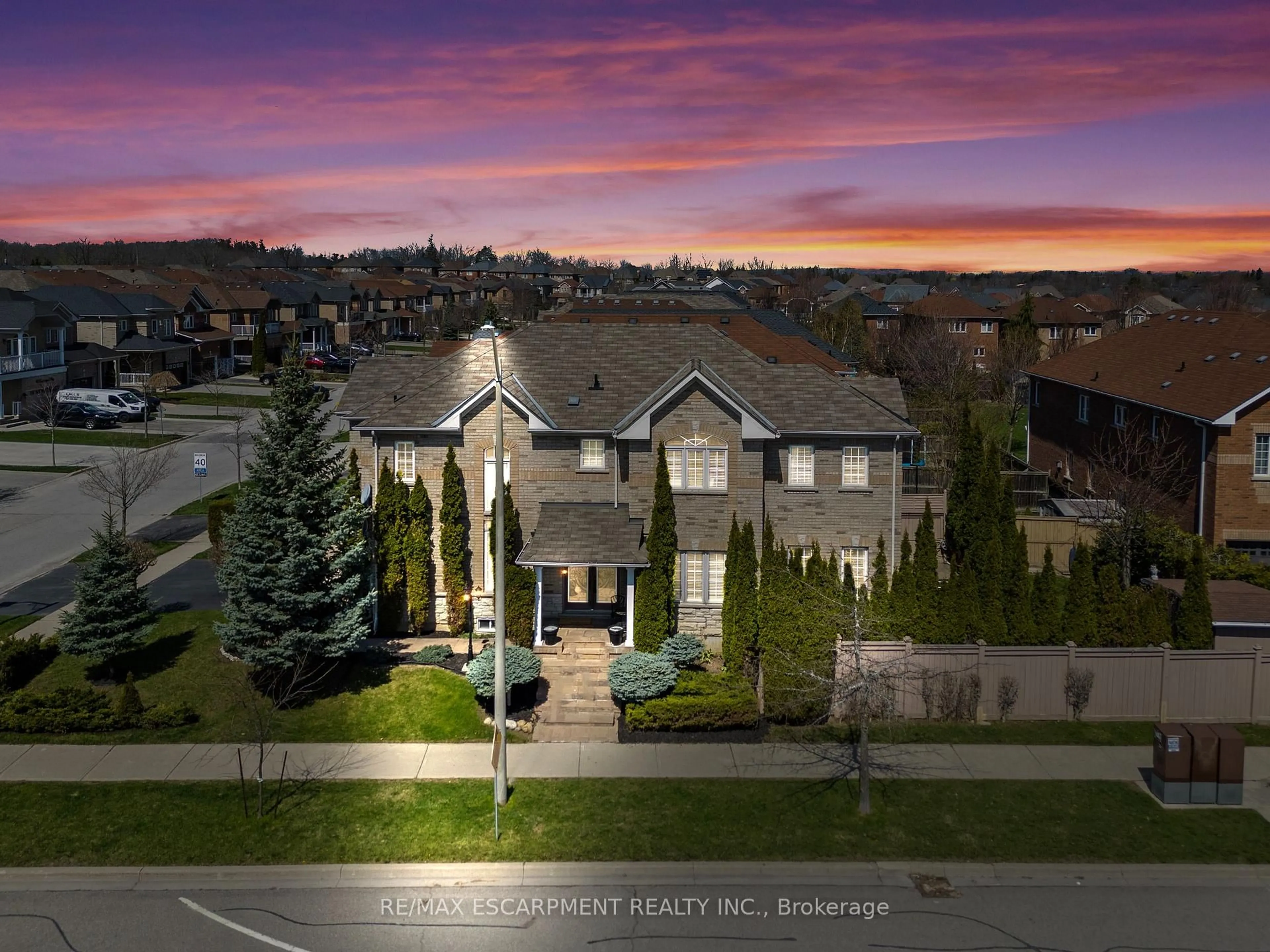 A pic from outside/outdoor area/front of a property/back of a property/a pic from drone, mountain view for 200 Miller Dr, Halton Hills Ontario L7G 6N3