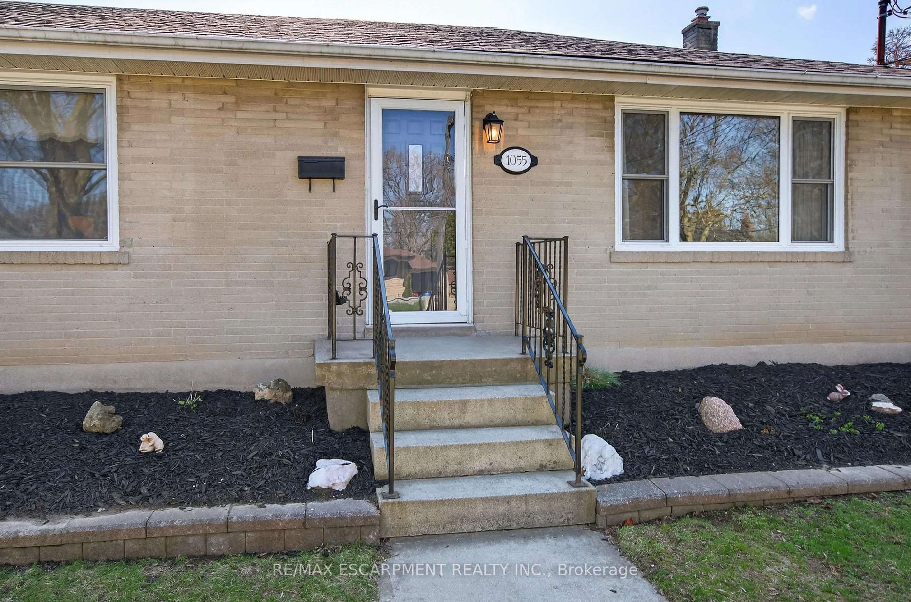 Unknown for 1055 Shepherd's Dr, Burlington Ontario L7T 3R4