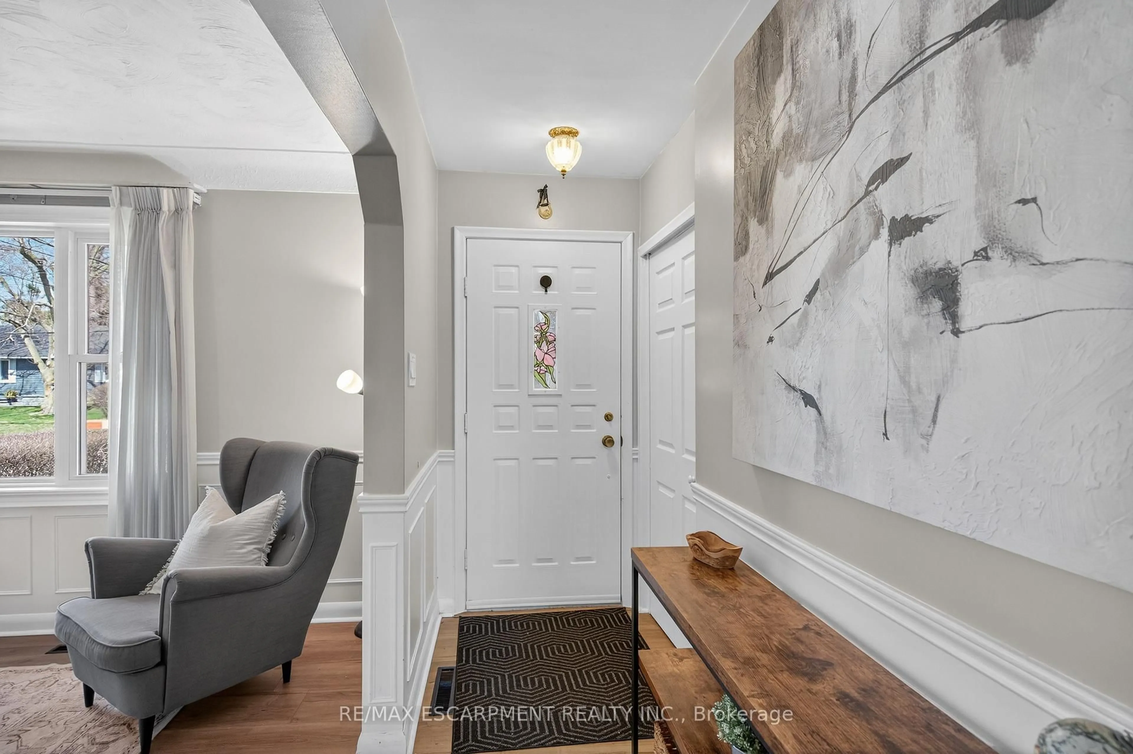Indoor entryway for 1055 Shepherd's Dr, Burlington Ontario L7T 3R4