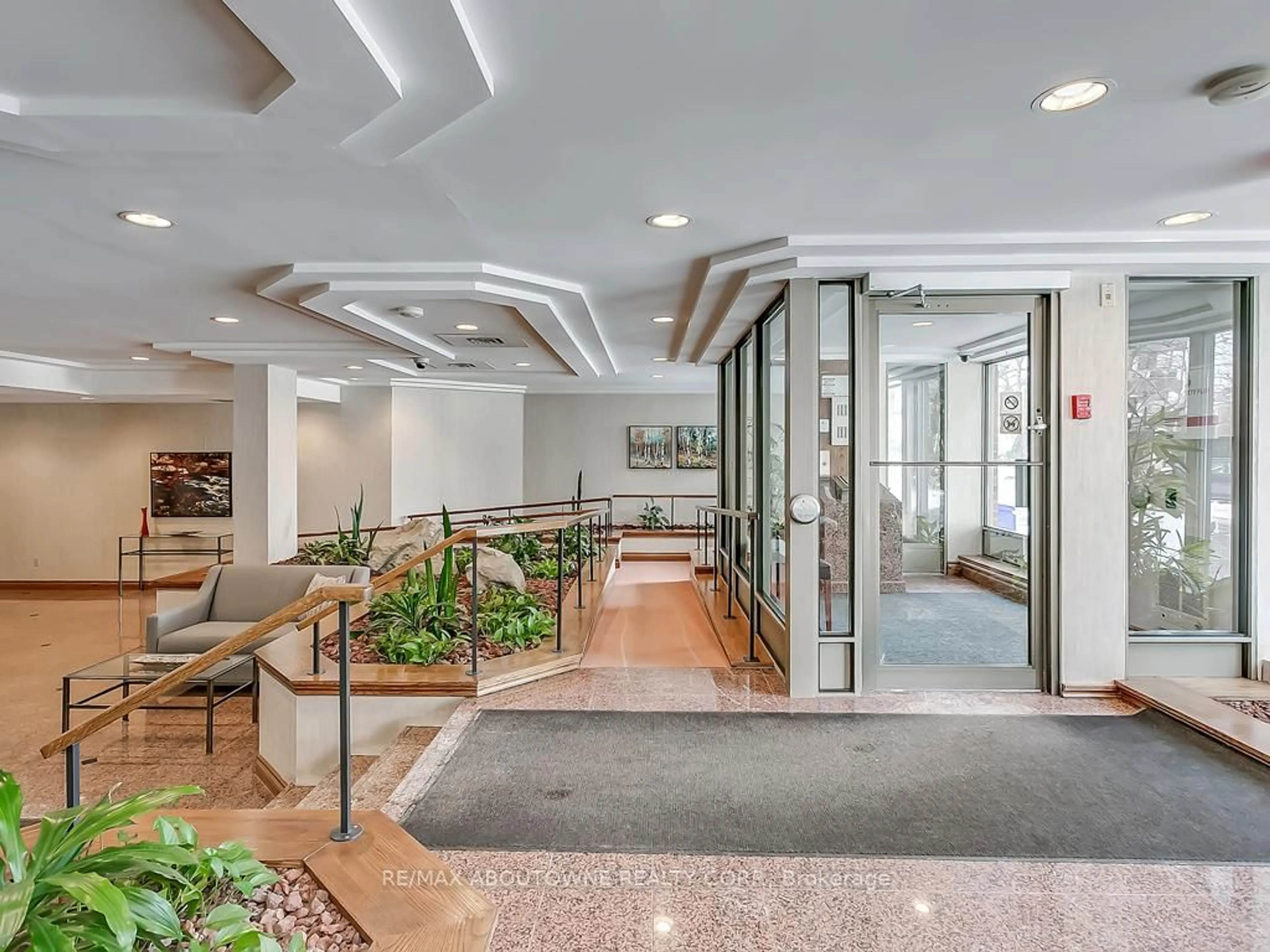 Indoor foyer for 1901 Pilgrims Way #706, Oakville Ontario L6M 2W9