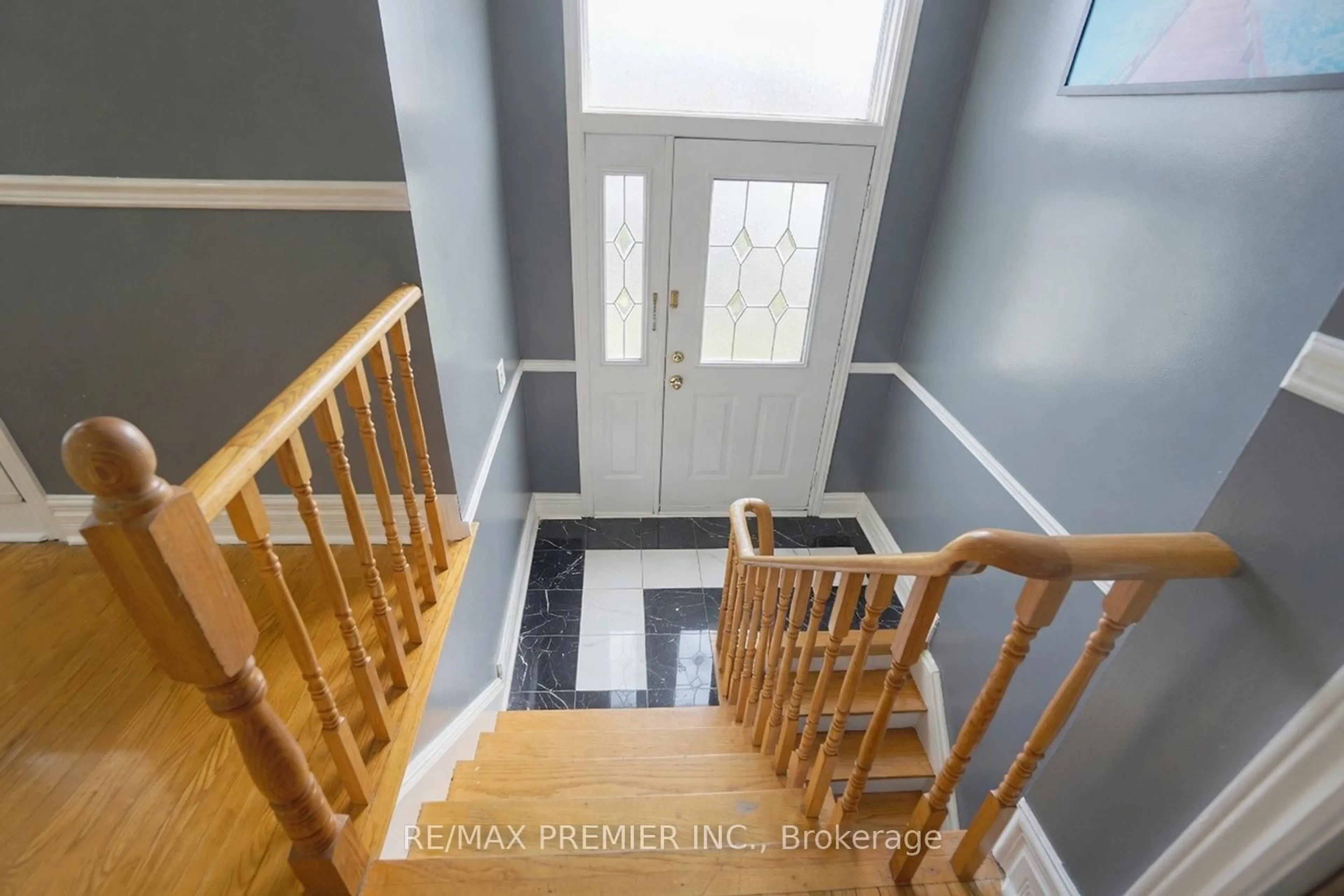 Indoor entryway for 258 Grandravine Dr, Toronto Ontario M3N 1J3