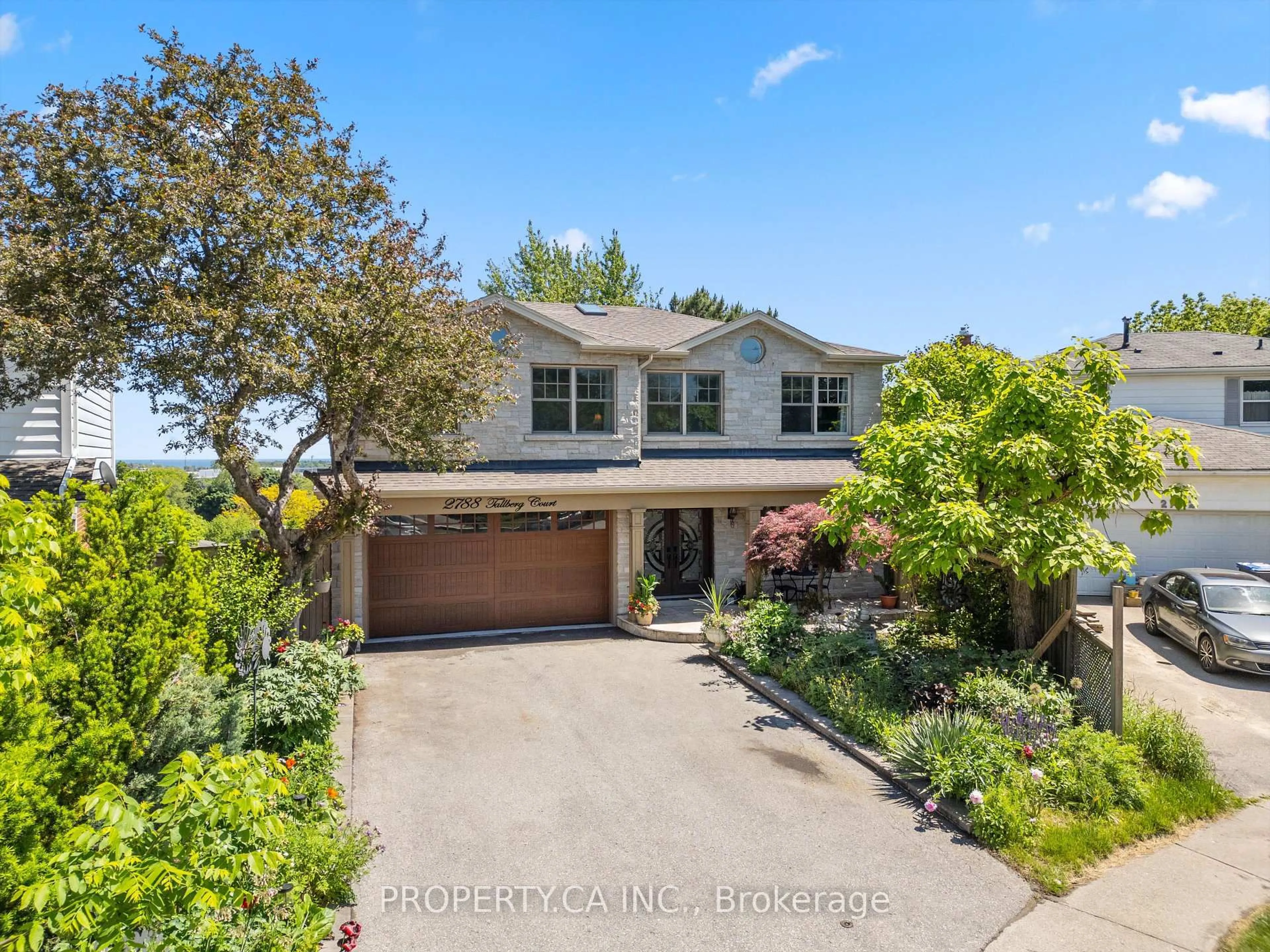 A pic from outside/outdoor area/front of a property/back of a property/a pic from drone, street for 2788 Tallberg Crt, Mississauga Ontario L5J 1T1