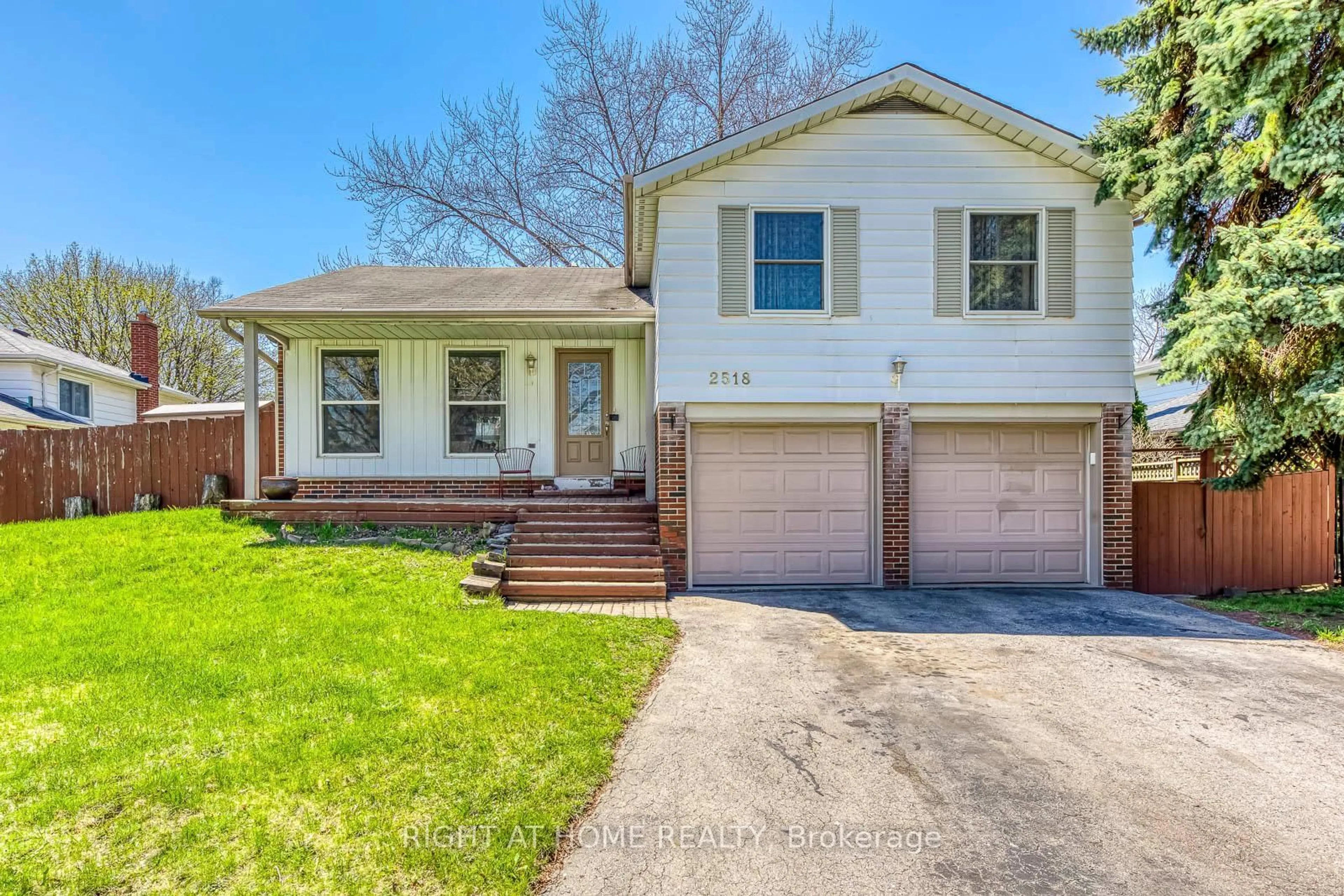 Home with brick exterior material, street for 2518 Fifth Line W Line, Mississauga Ontario L5K 1W2