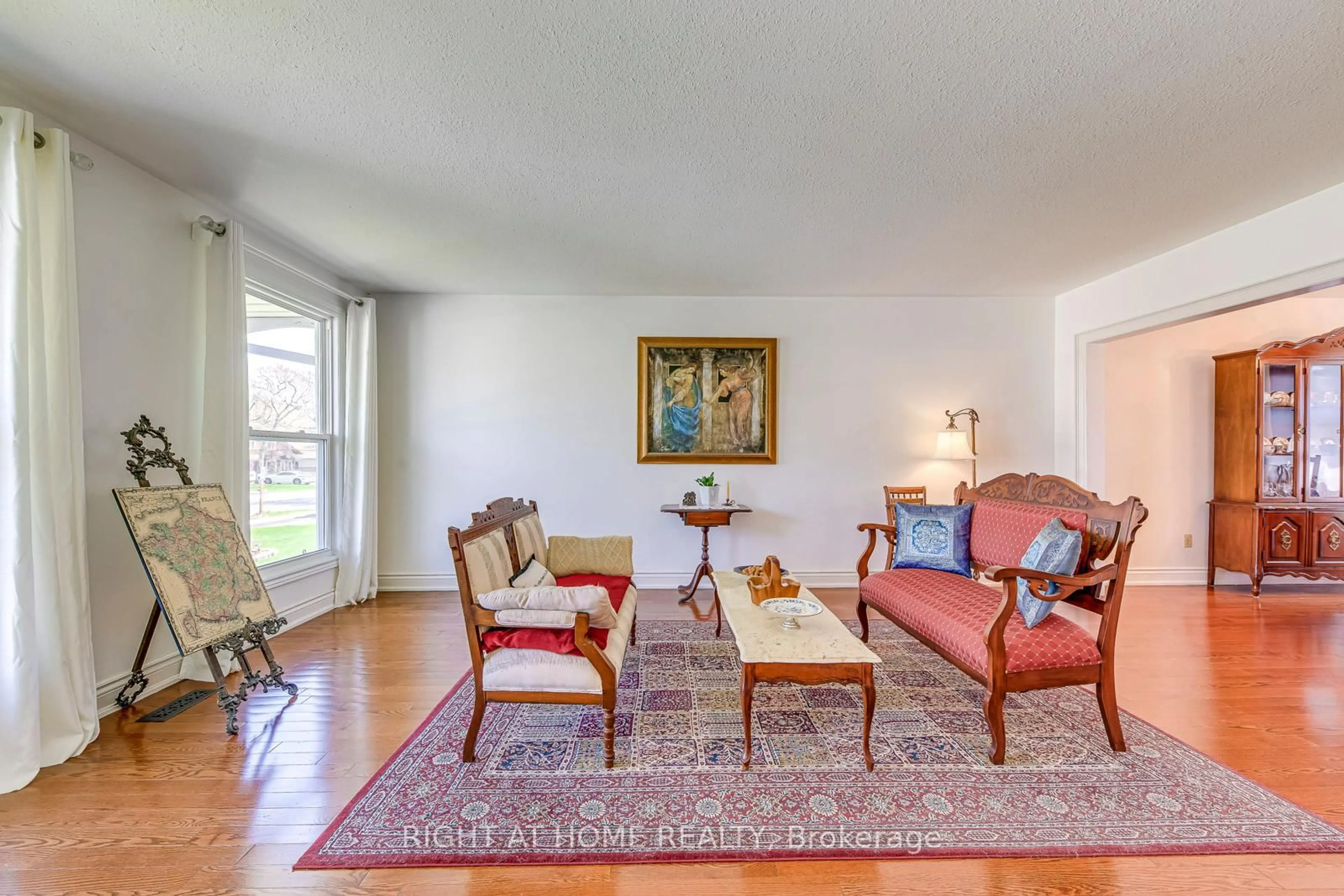 Living room with furniture, unknown for 2518 Fifth Line W Line, Mississauga Ontario L5K 1W2