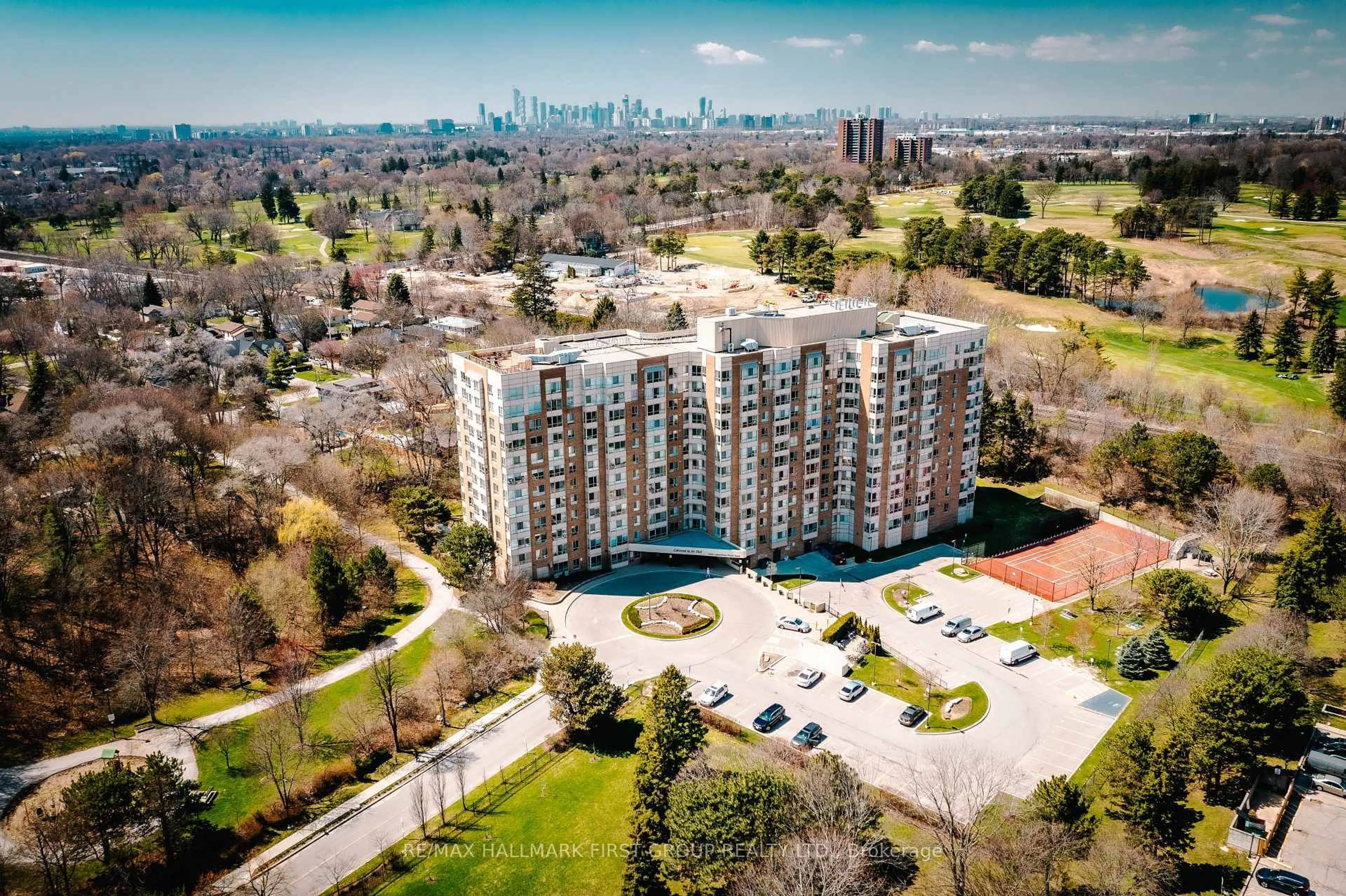 A pic from outside/outdoor area/front of a property/back of a property/a pic from drone, city buildings view from balcony for 1485 Lakeshore Rd #1012, Mississauga Ontario L5E 3G2