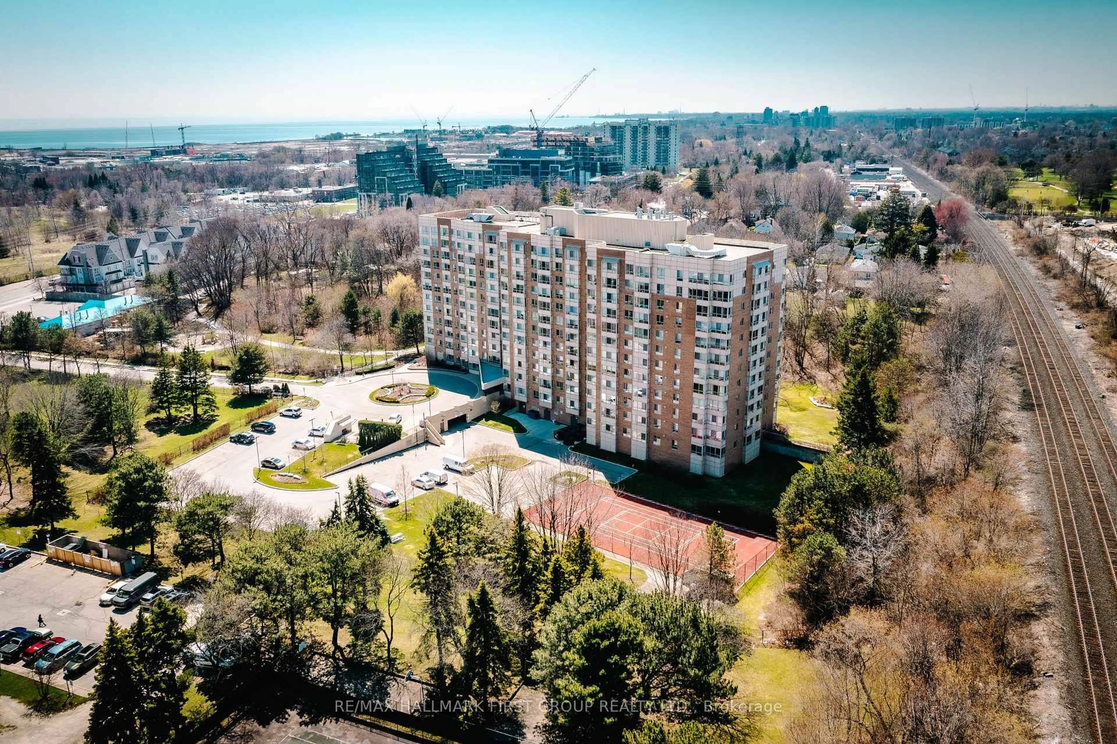 A pic from outside/outdoor area/front of a property/back of a property/a pic from drone, city buildings view from balcony for 1485 Lakeshore Rd #1012, Mississauga Ontario L5E 3G2