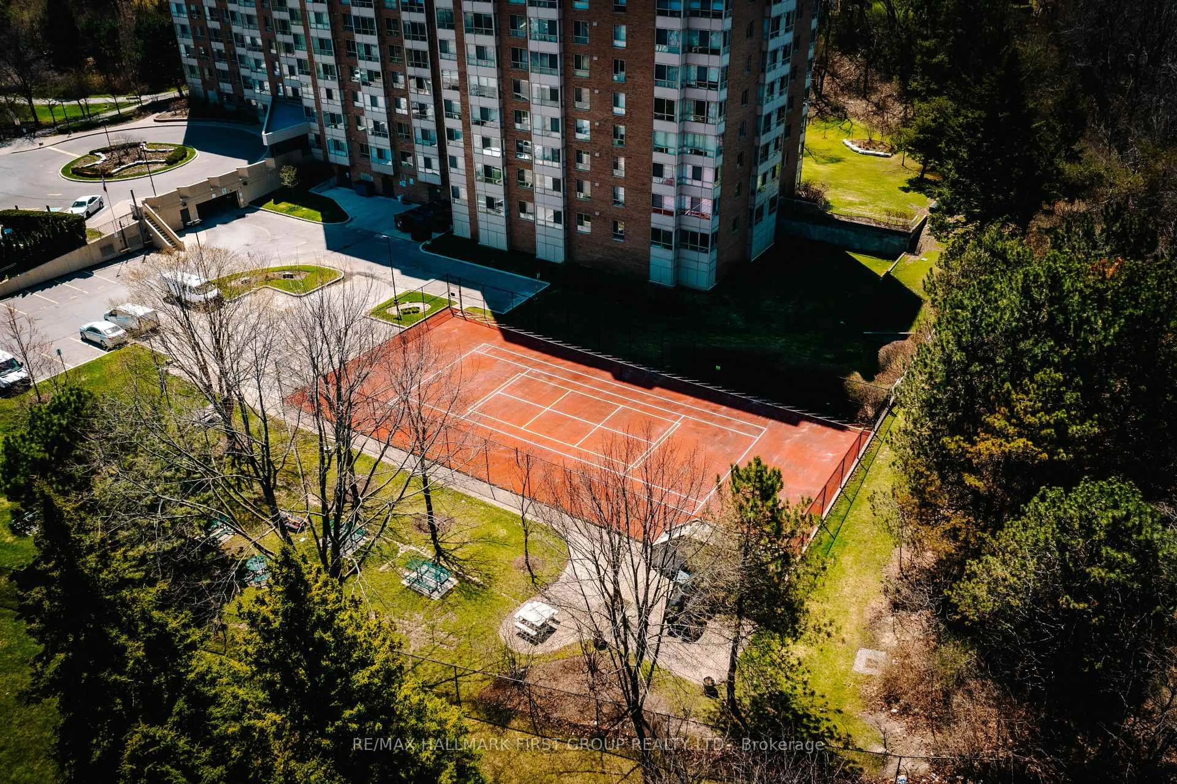 A pic from outside/outdoor area/front of a property/back of a property/a pic from drone, city buildings view from balcony for 1485 Lakeshore Rd #1012, Mississauga Ontario L5E 3G2
