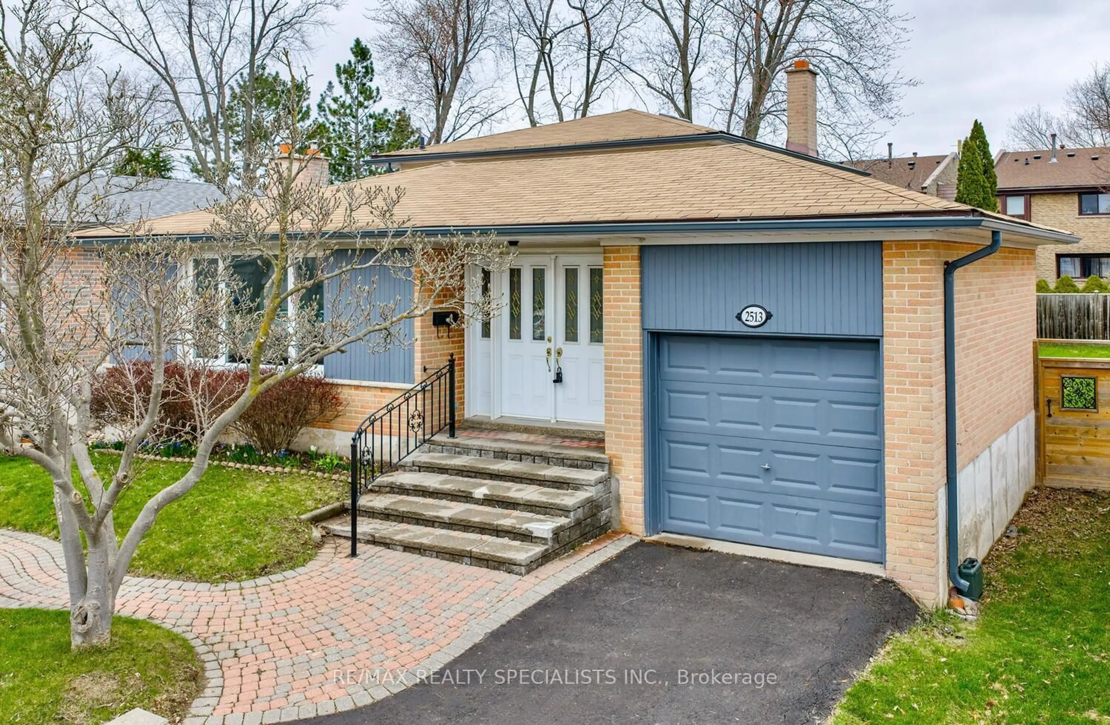 Home with brick exterior material, street for 2513 Thorn Lodge Dr, Mississauga Ontario L5K 1K8