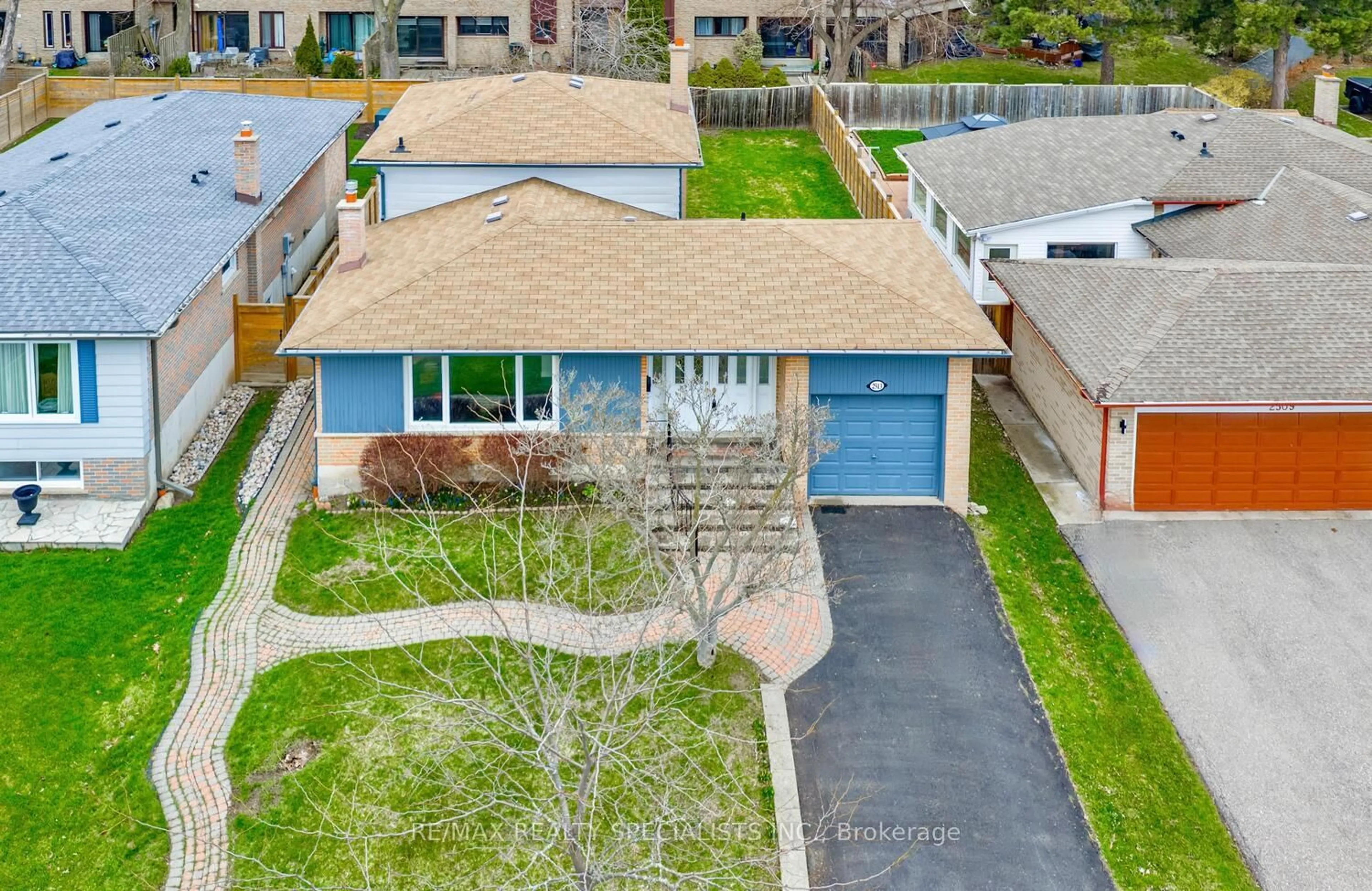 A pic from outside/outdoor area/front of a property/back of a property/a pic from drone, street for 2513 Thorn Lodge Dr, Mississauga Ontario L5K 1K8