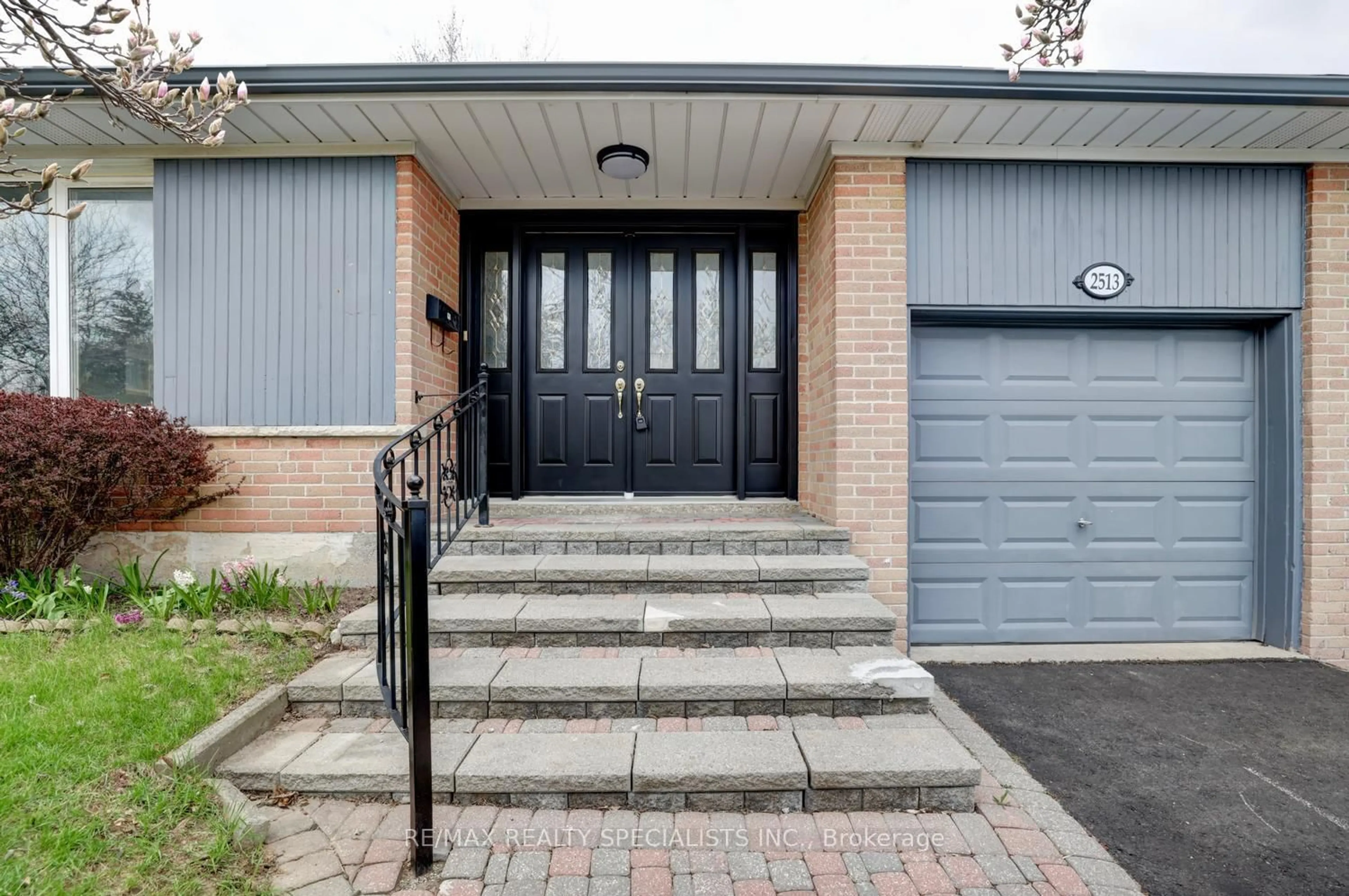 Home with brick exterior material, street for 2513 Thorn Lodge Dr, Mississauga Ontario L5K 1K8