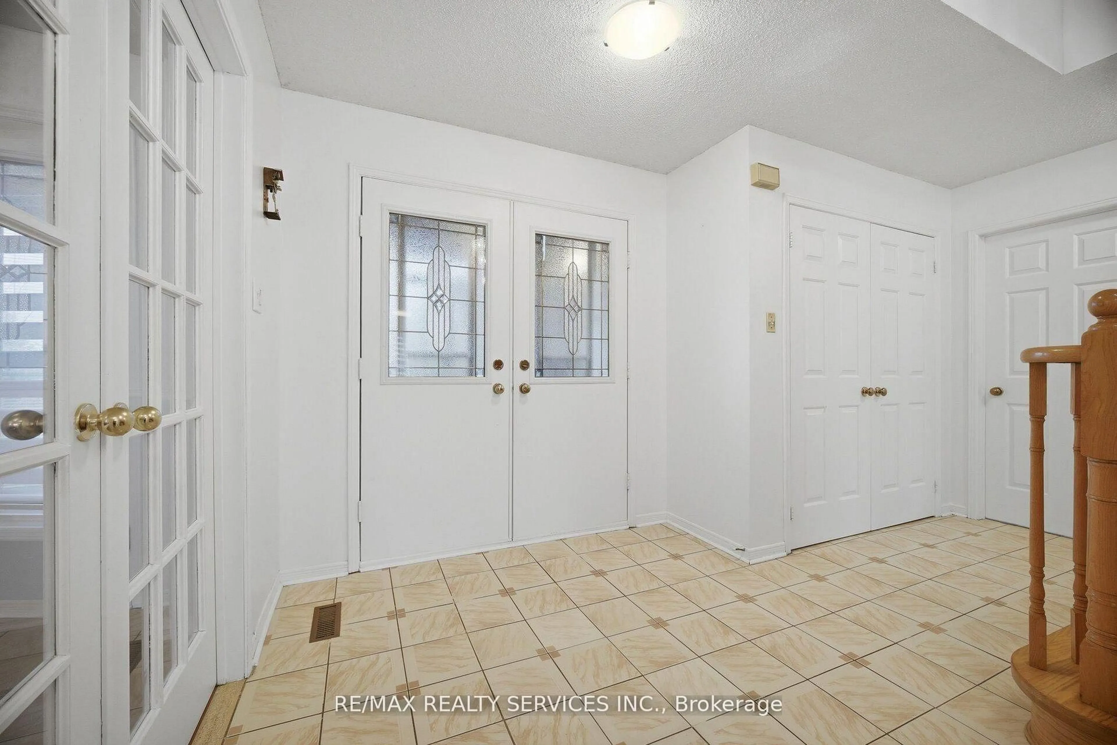 Indoor entryway for 62 Fernbrook Cres, Brampton Ontario L6Z 3N7