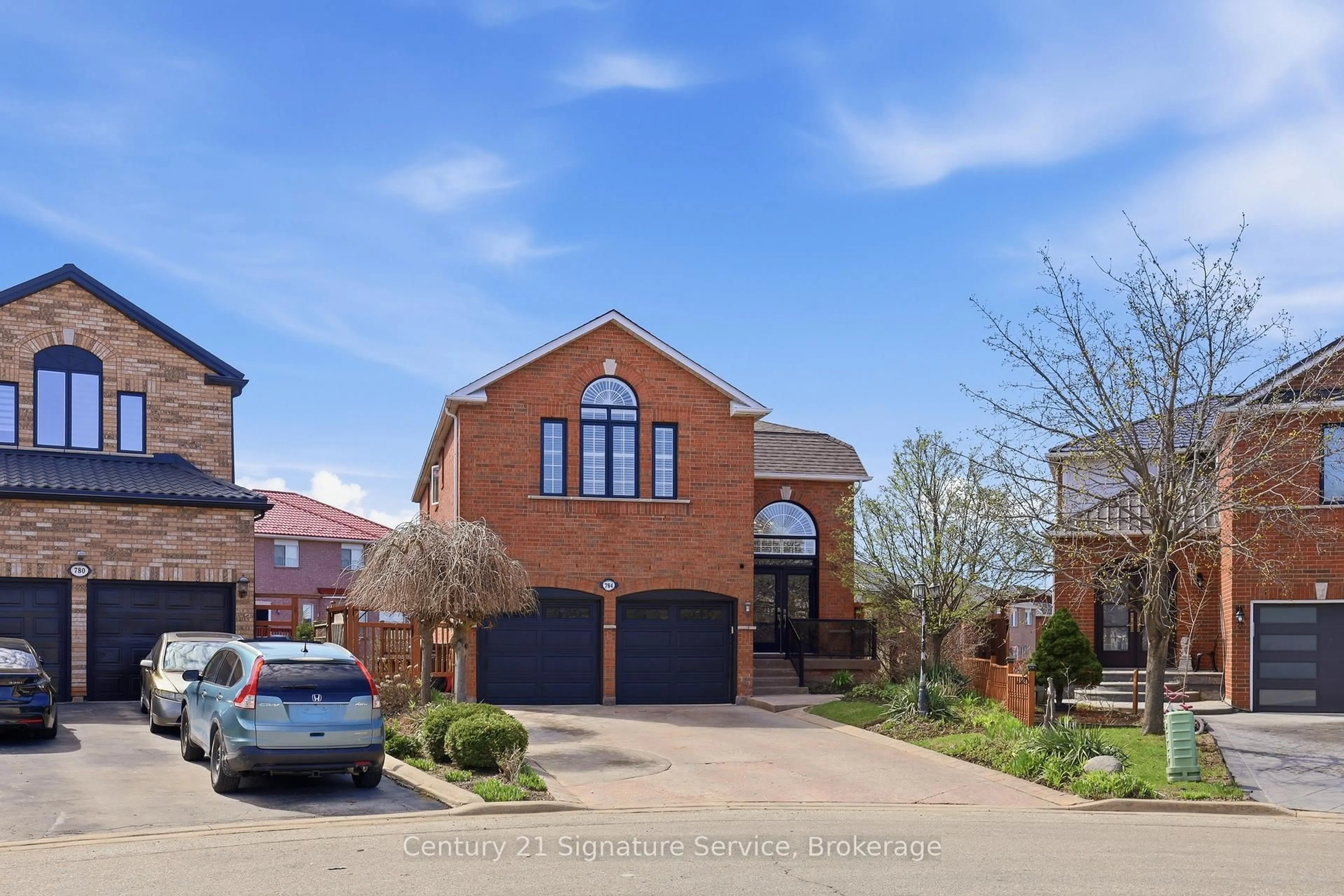 Home with brick exterior material, street for 784 Avonshire Crt, Mississauga Ontario L5V 2P2
