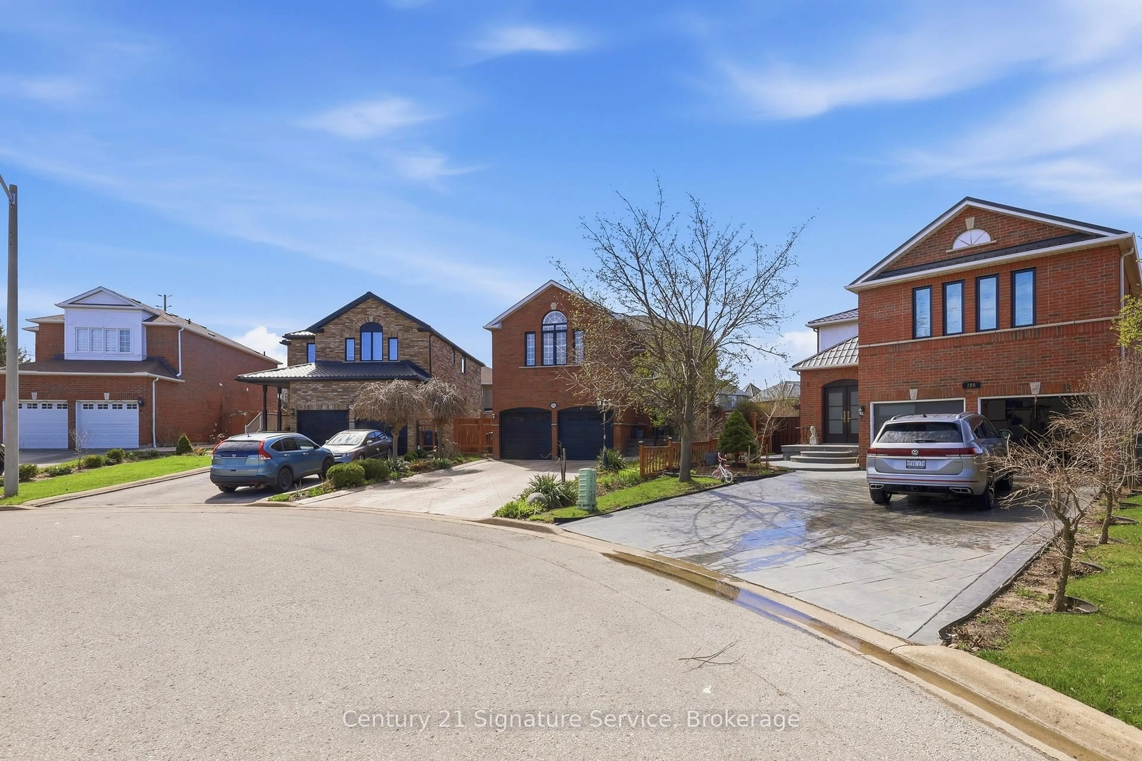 A pic from outside/outdoor area/front of a property/back of a property/a pic from drone, street for 784 Avonshire Crt, Mississauga Ontario L5V 2P2