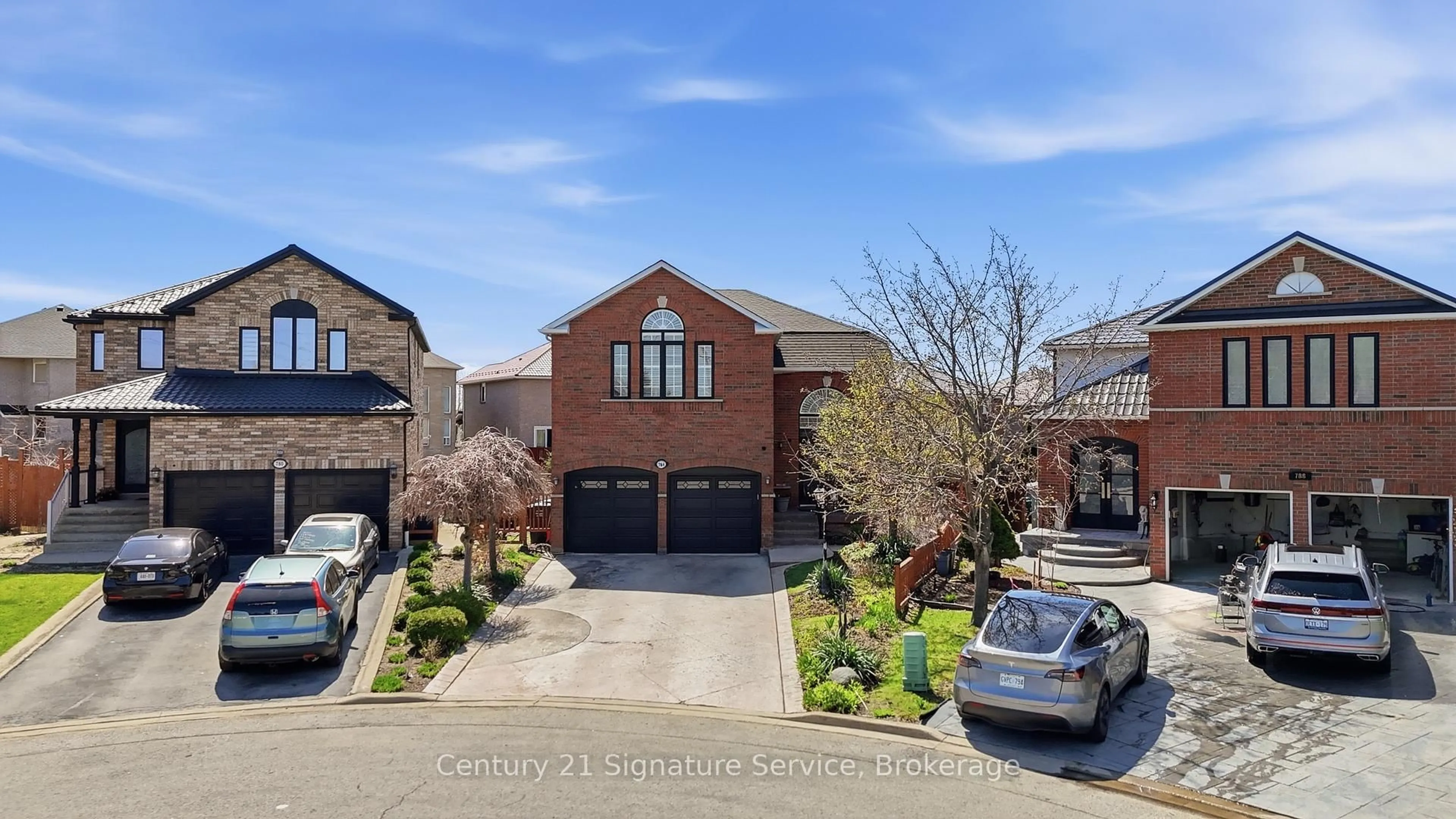 A pic from outside/outdoor area/front of a property/back of a property/a pic from drone, street for 784 Avonshire Crt, Mississauga Ontario L5V 2P2