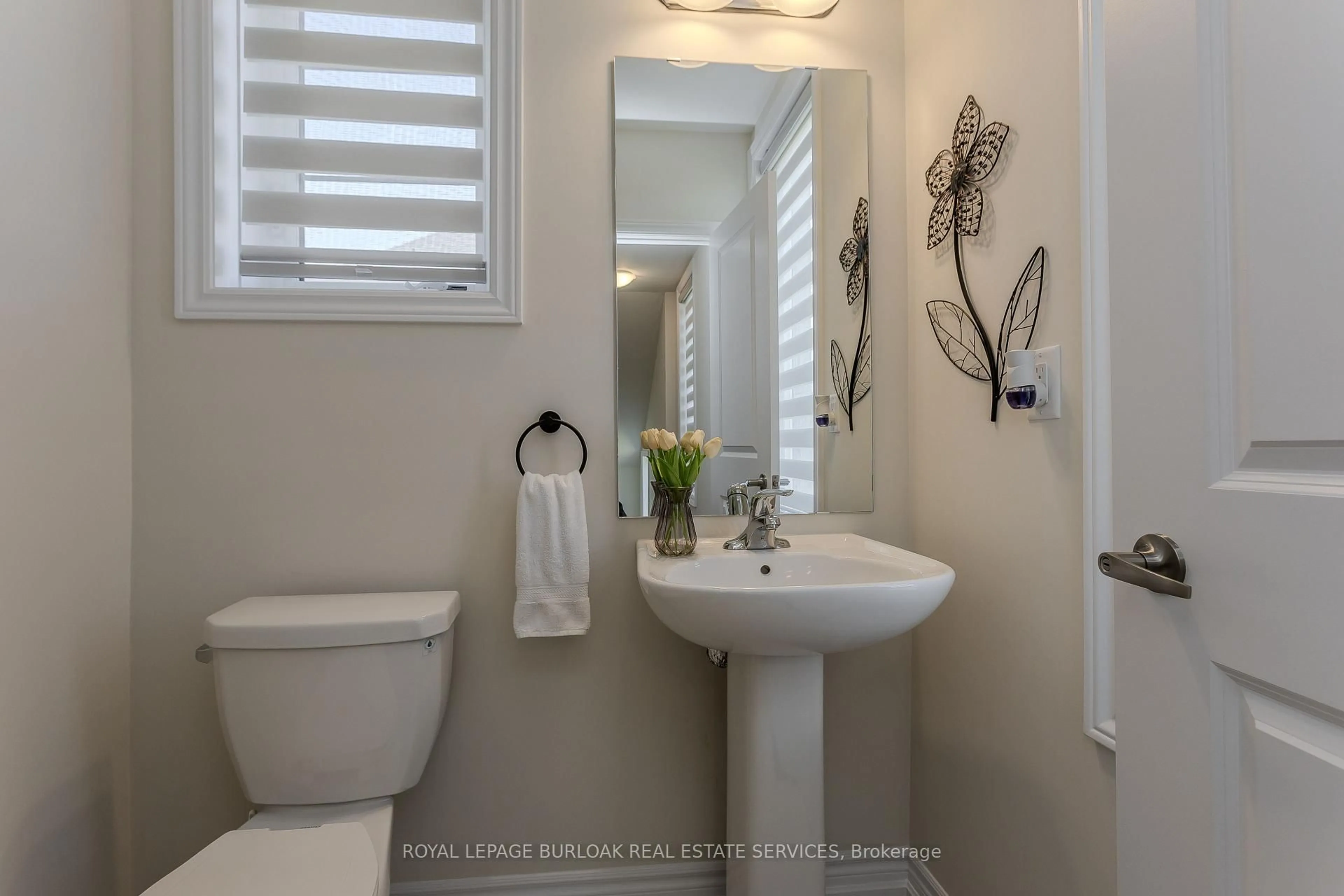 Standard bathroom, ceramic/tile floor for 1401 Almonte Dr, Burlington Ontario L7P 0V8