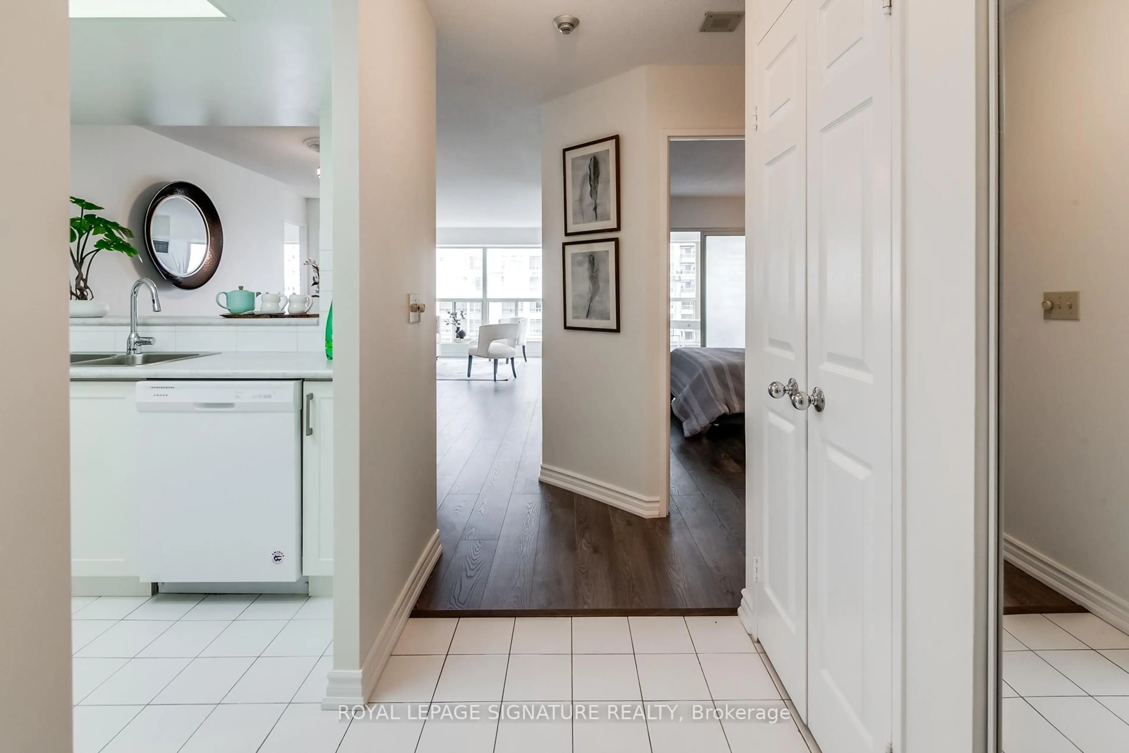 Indoor entryway for 325 Webb Dr #707, Mississauga Ontario L5B 3Z9