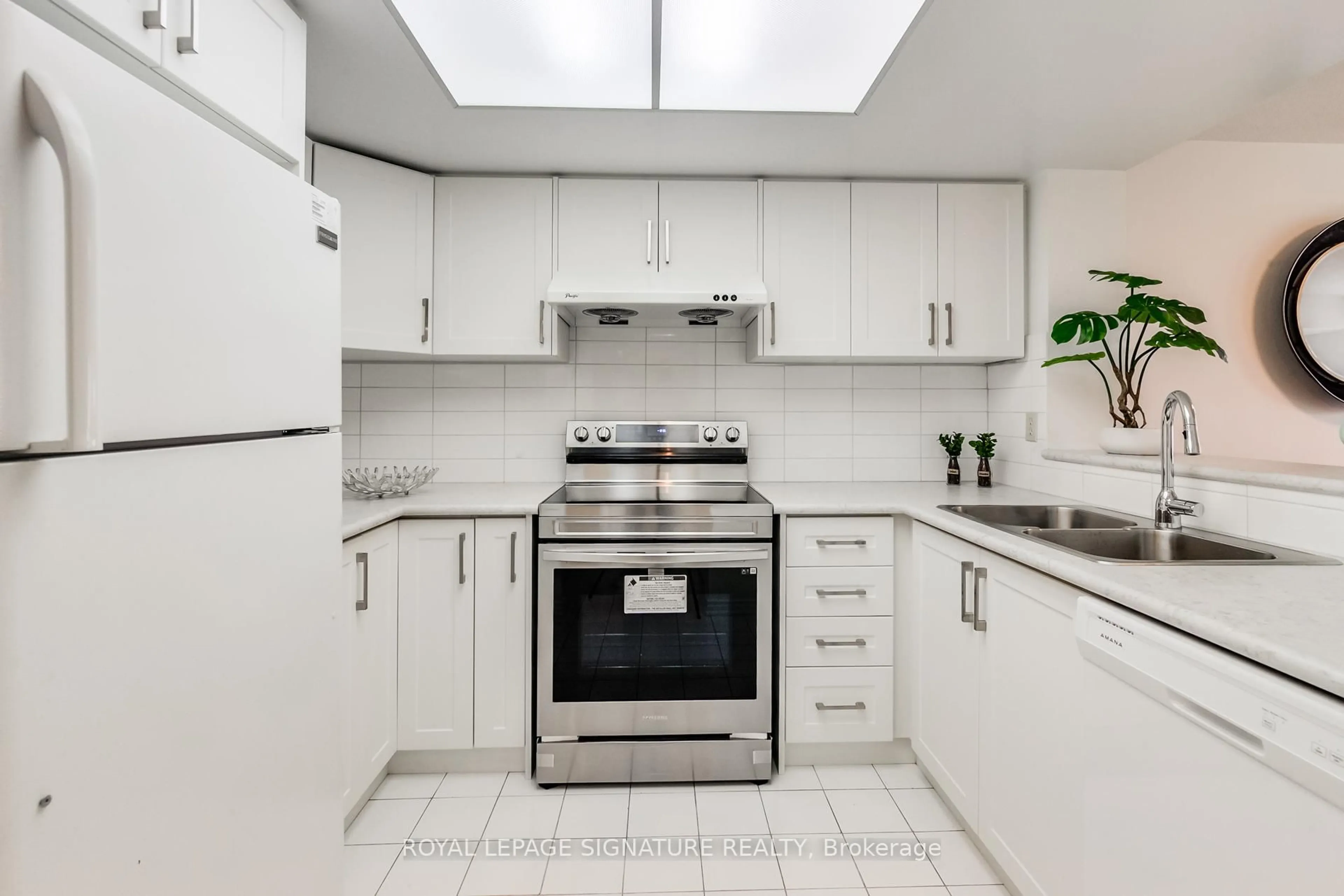 Standard kitchen, ceramic/tile floor for 325 Webb Dr #707, Mississauga Ontario L5B 3Z9