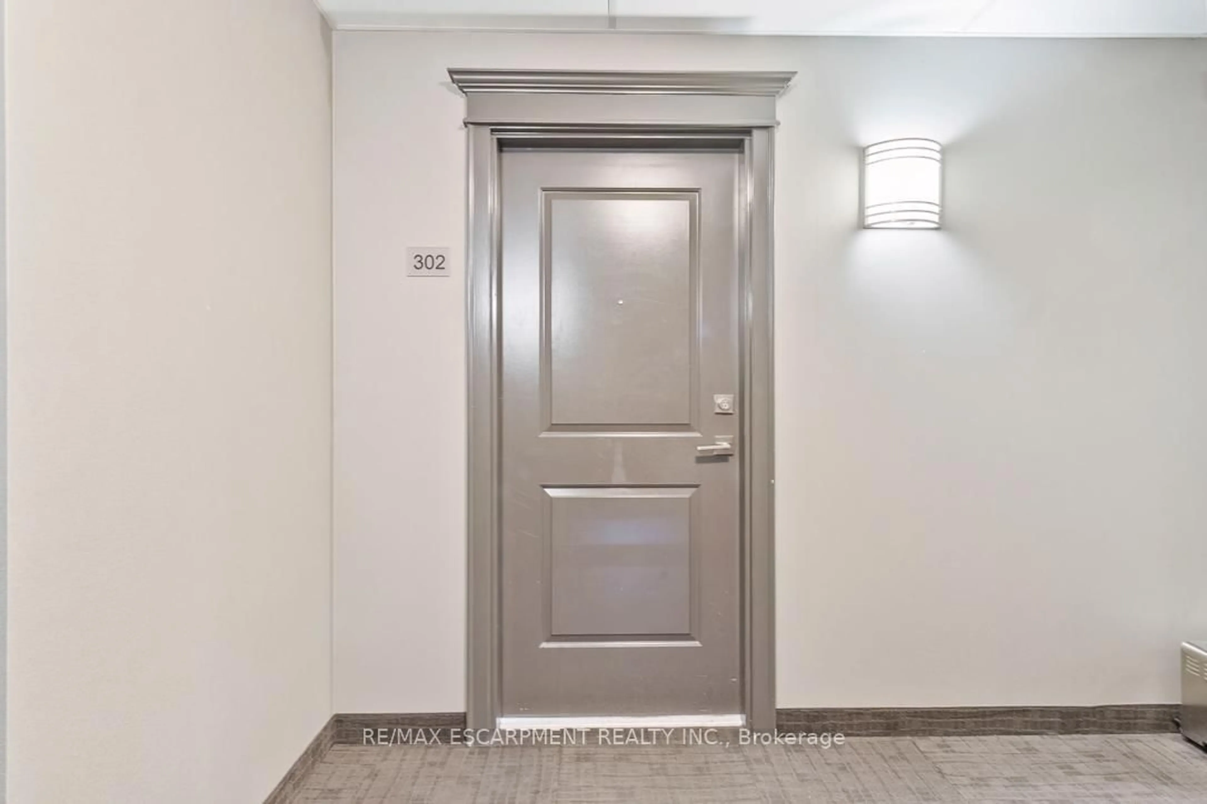 Indoor foyer for 5020 Corporate Dr #302, Burlington Ontario L7L 0H7