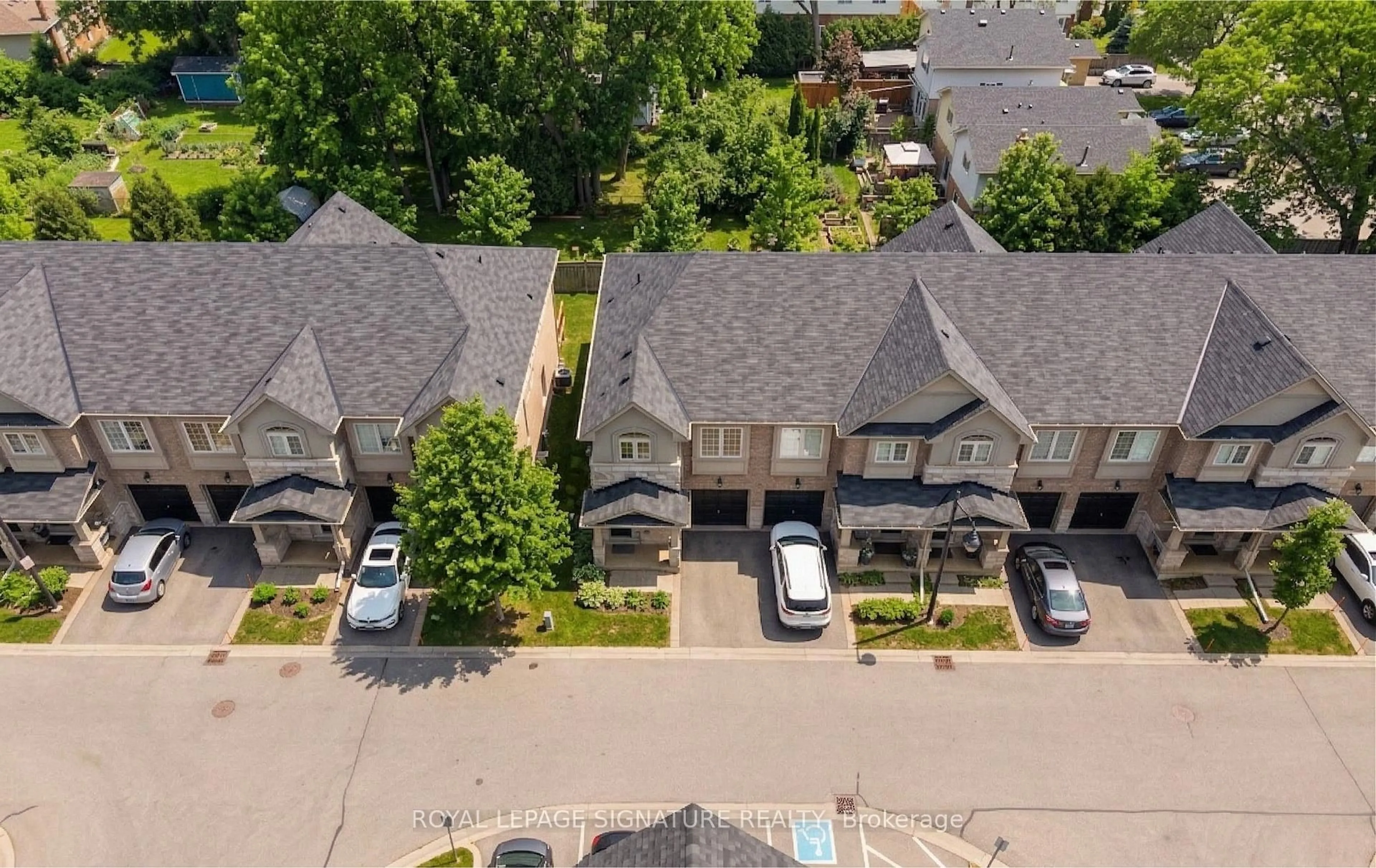 A pic from outside/outdoor area/front of a property/back of a property/a pic from drone, street for 2086 Ghent Ave #24, Burlington Ontario L7R 1Y3