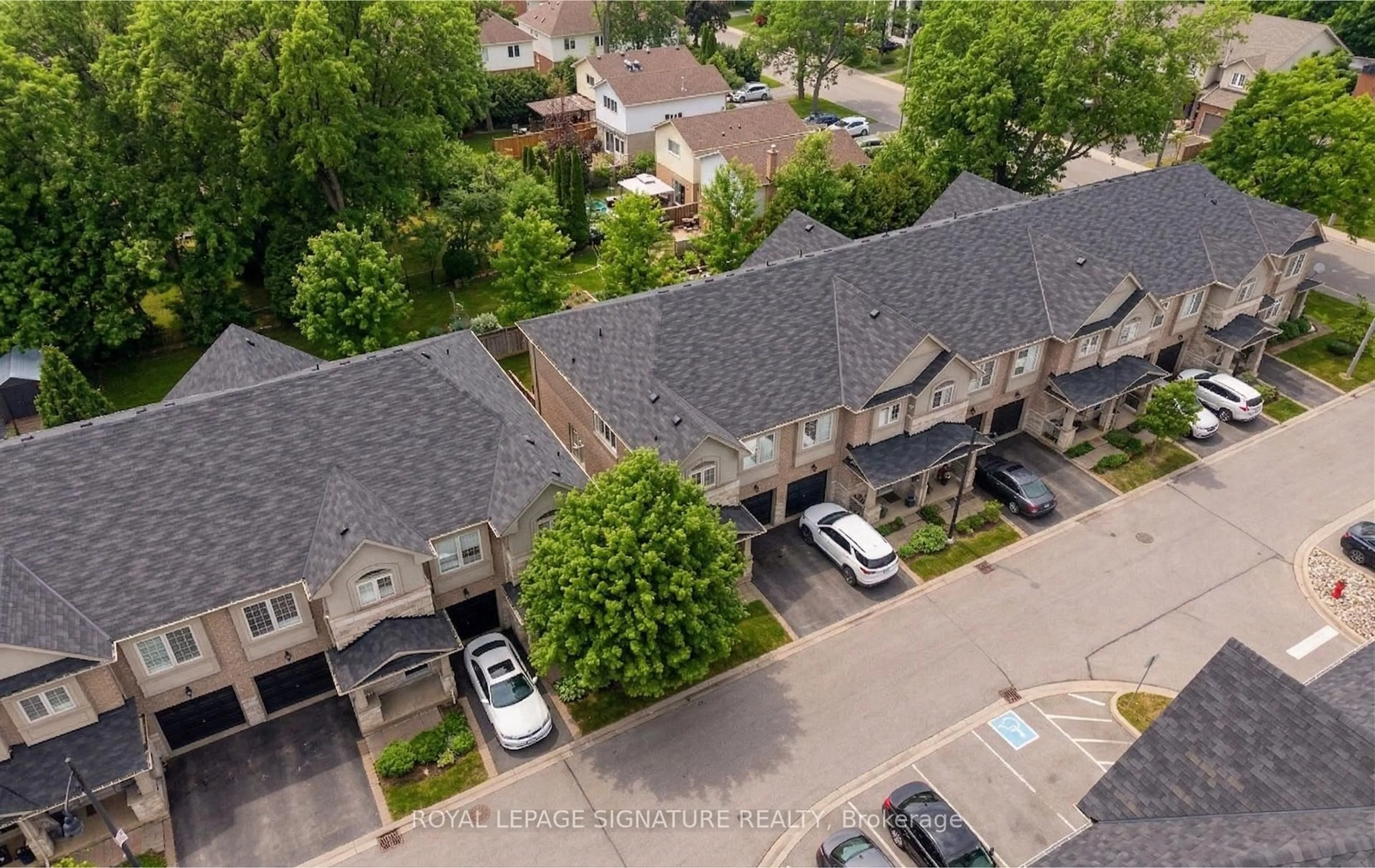 A pic from outside/outdoor area/front of a property/back of a property/a pic from drone, street for 2086 Ghent Ave #24, Burlington Ontario L7R 1Y3