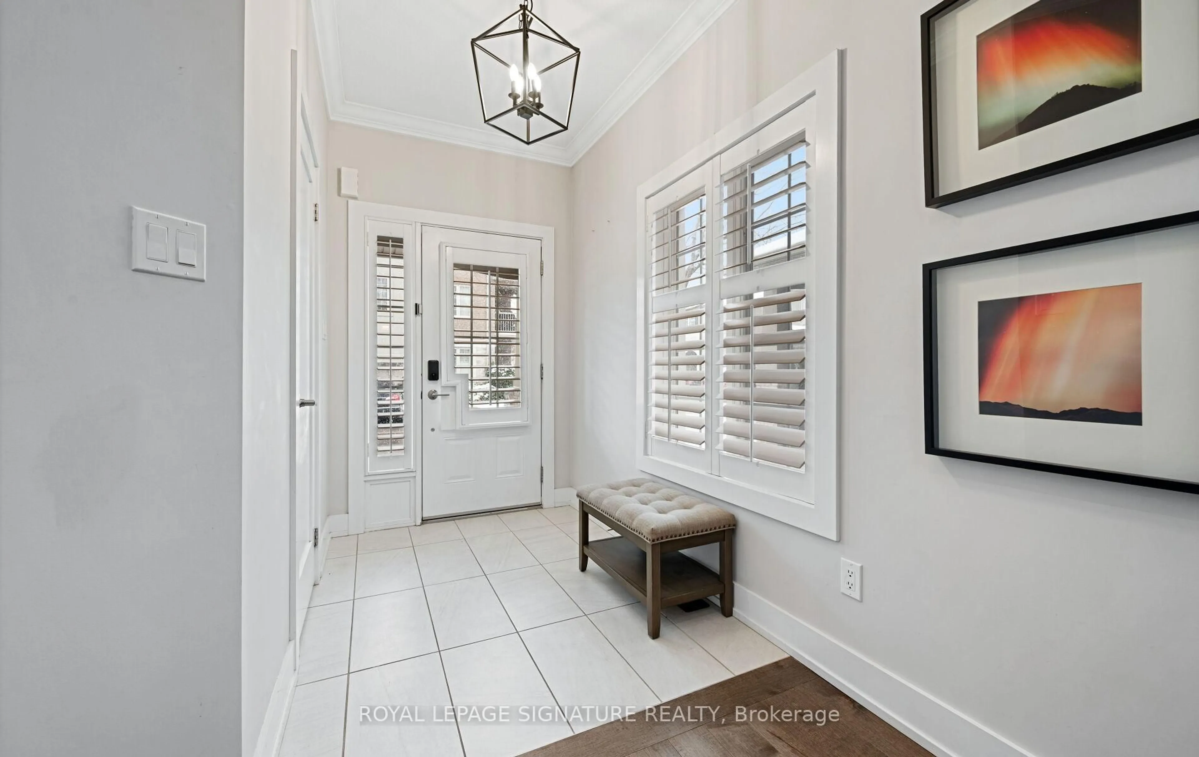 Indoor entryway for 2086 Ghent Ave #24, Burlington Ontario L7R 1Y3
