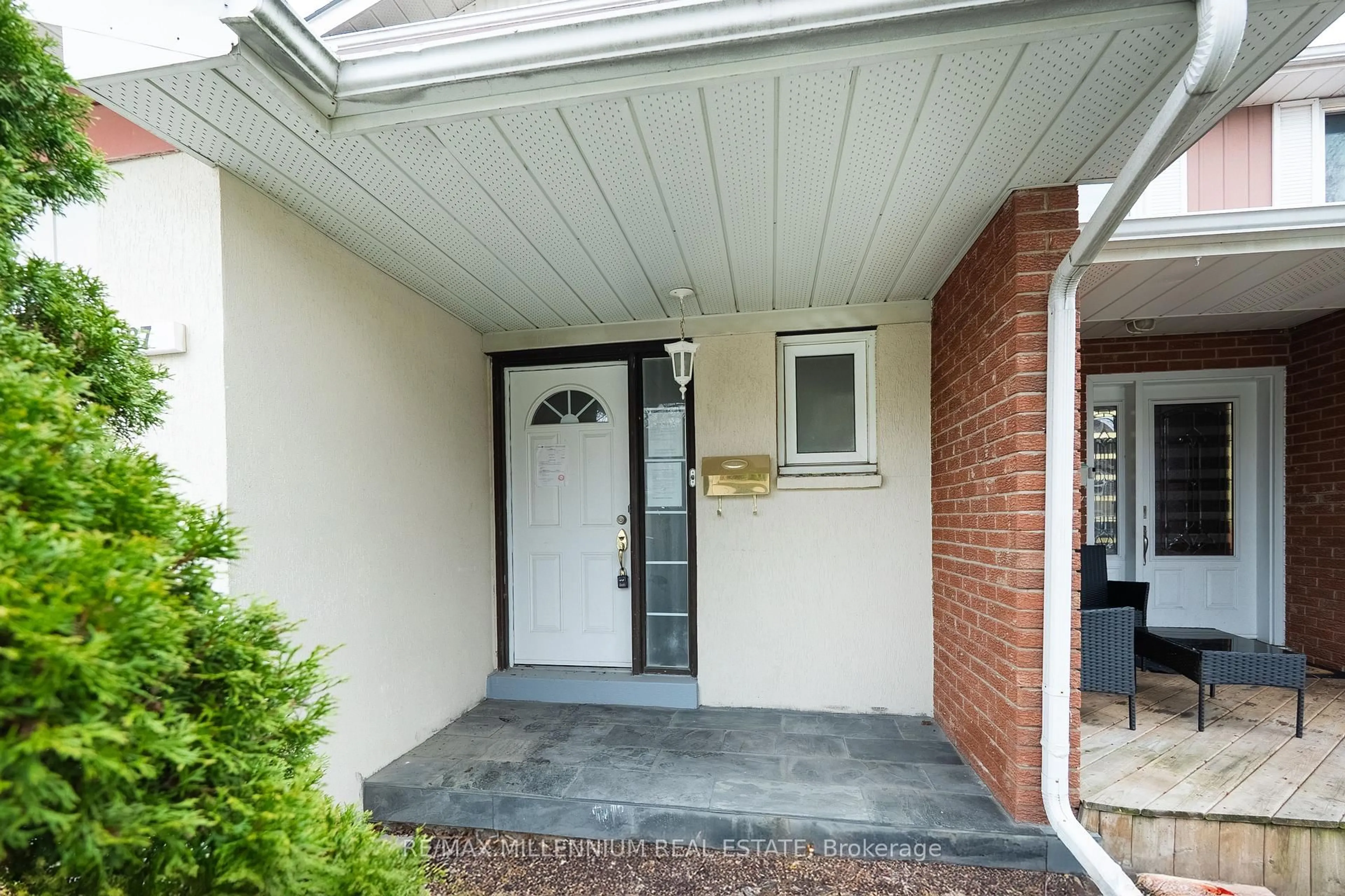 Indoor entryway for 87 Carisbrooke Crt #87, Brampton Ontario L6S 3K1