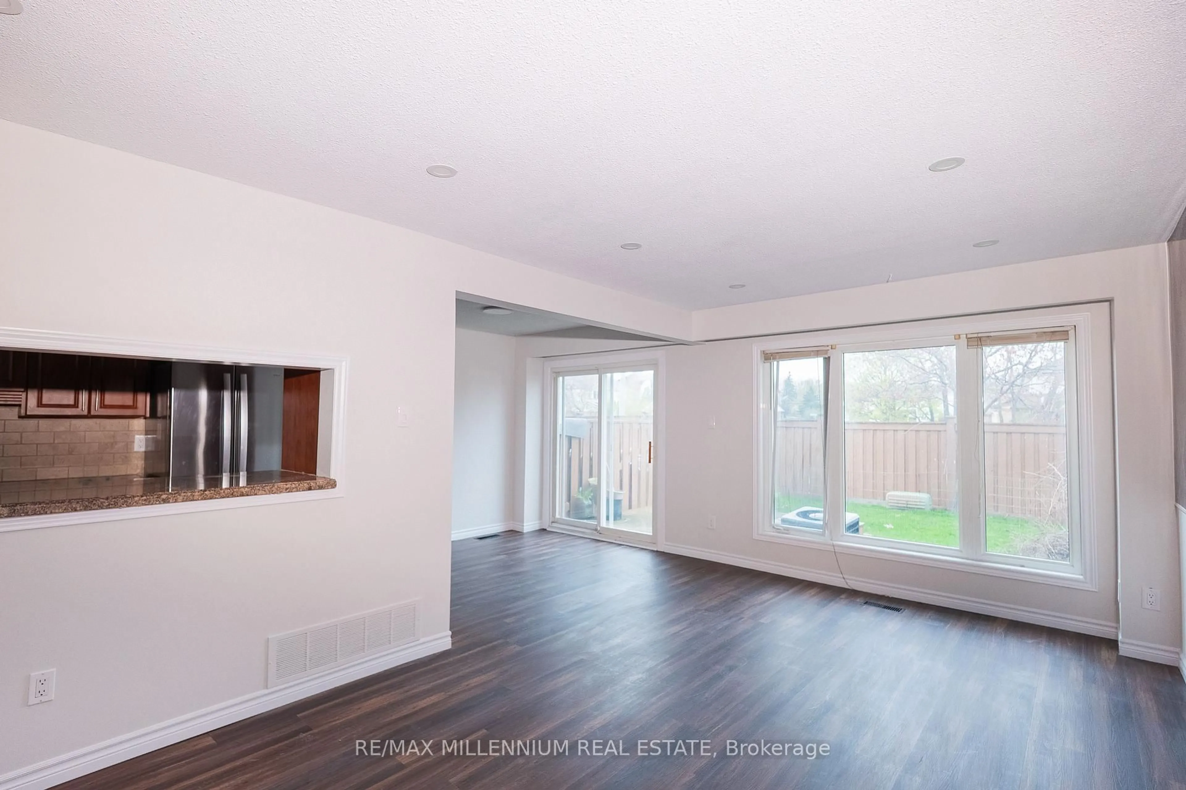 A pic of a room for 87 Carisbrooke Crt #87, Brampton Ontario L6S 3K1