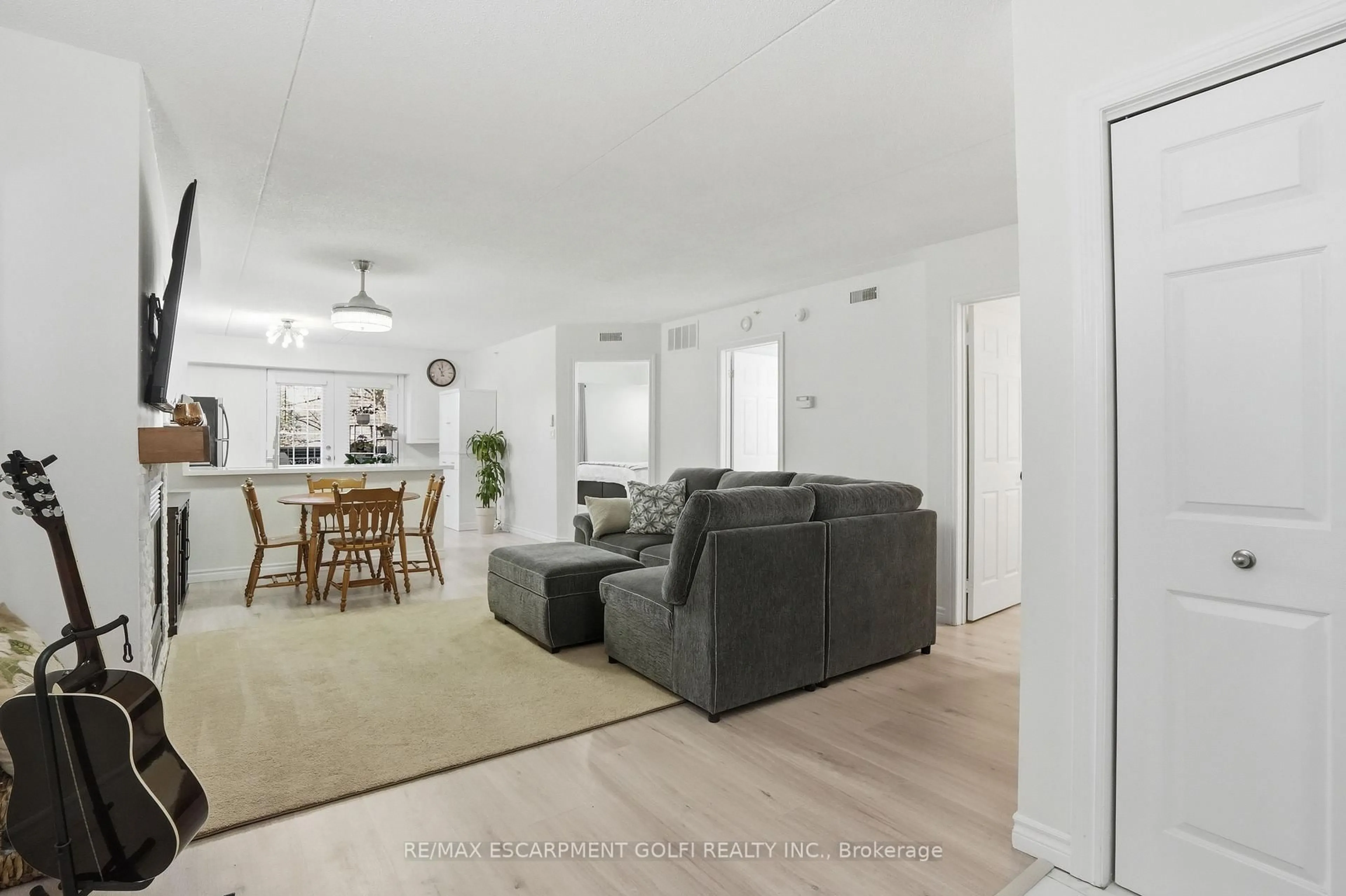 Living room with furniture, unknown for 4003 Kilmer Dr #207, Burlington Ontario L7M 4M1