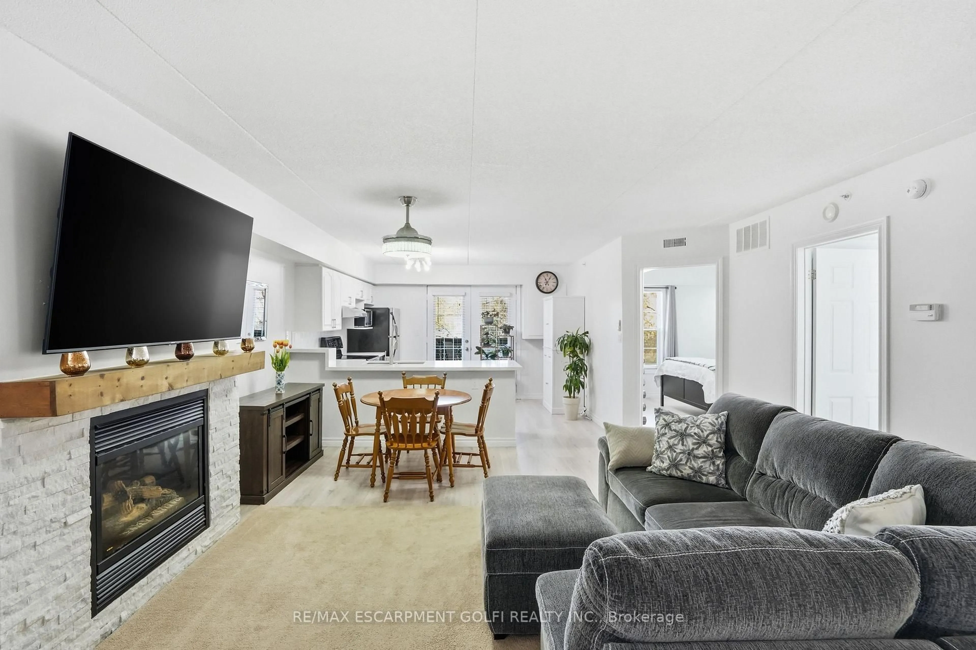 Open concept kitchen, unknown for 4003 Kilmer Dr #207, Burlington Ontario L7M 4M1