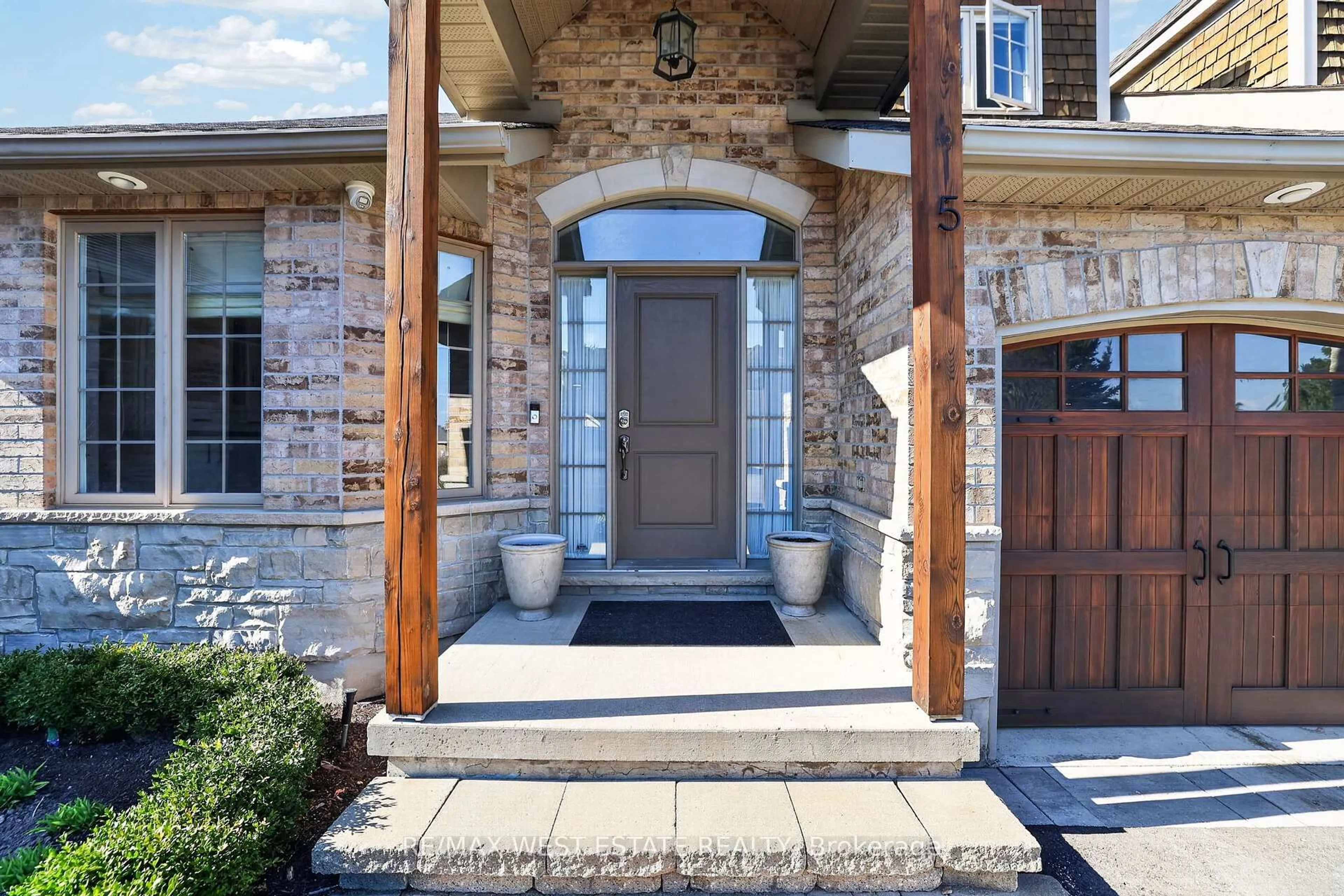 Indoor entryway for 10 Zimmerman Dr #5, Caledon Ontario L7E 4C2