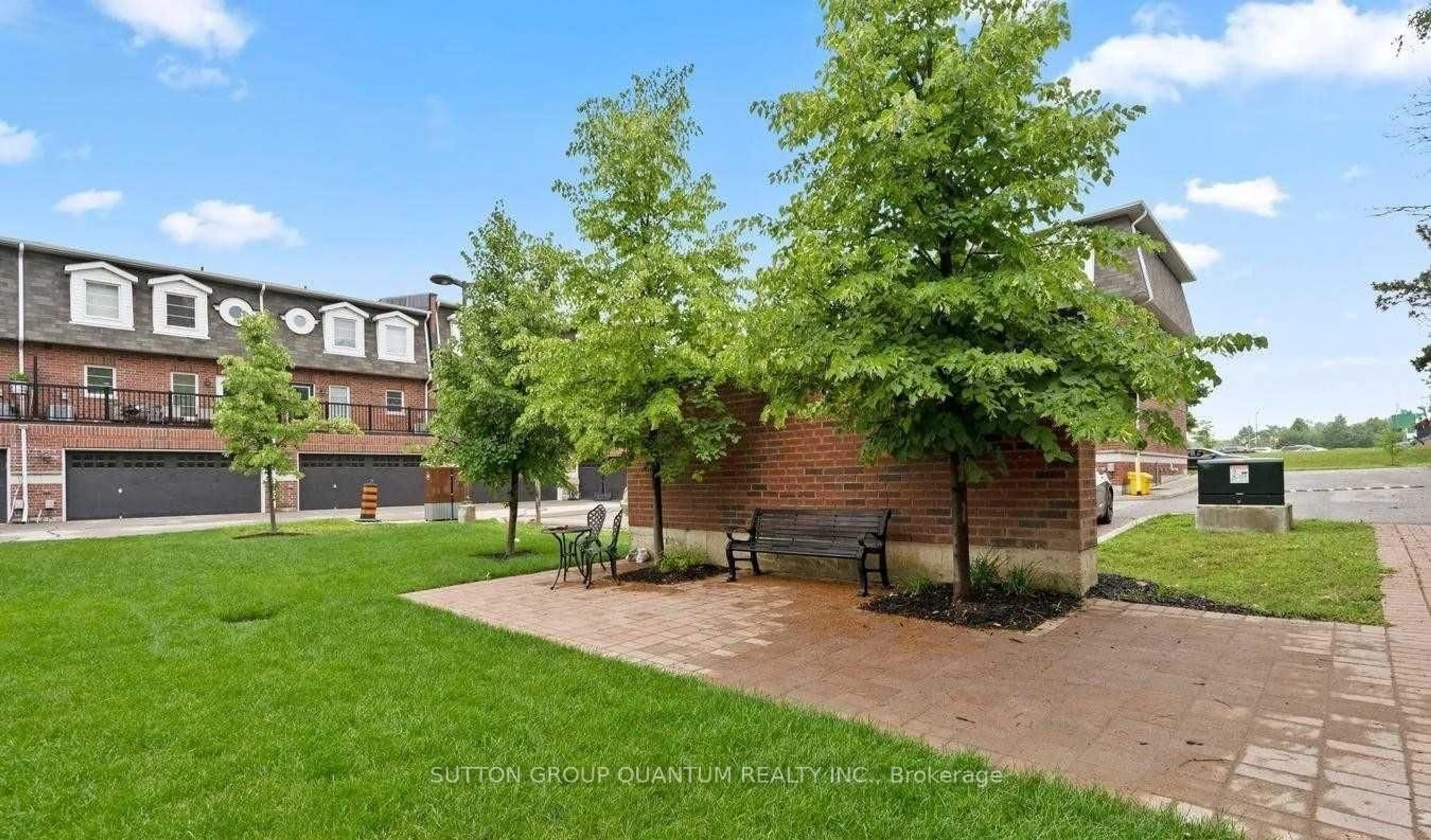 Patio, street for 2375 Truscott Dr #2, Mississauga Ontario L5J 0A9