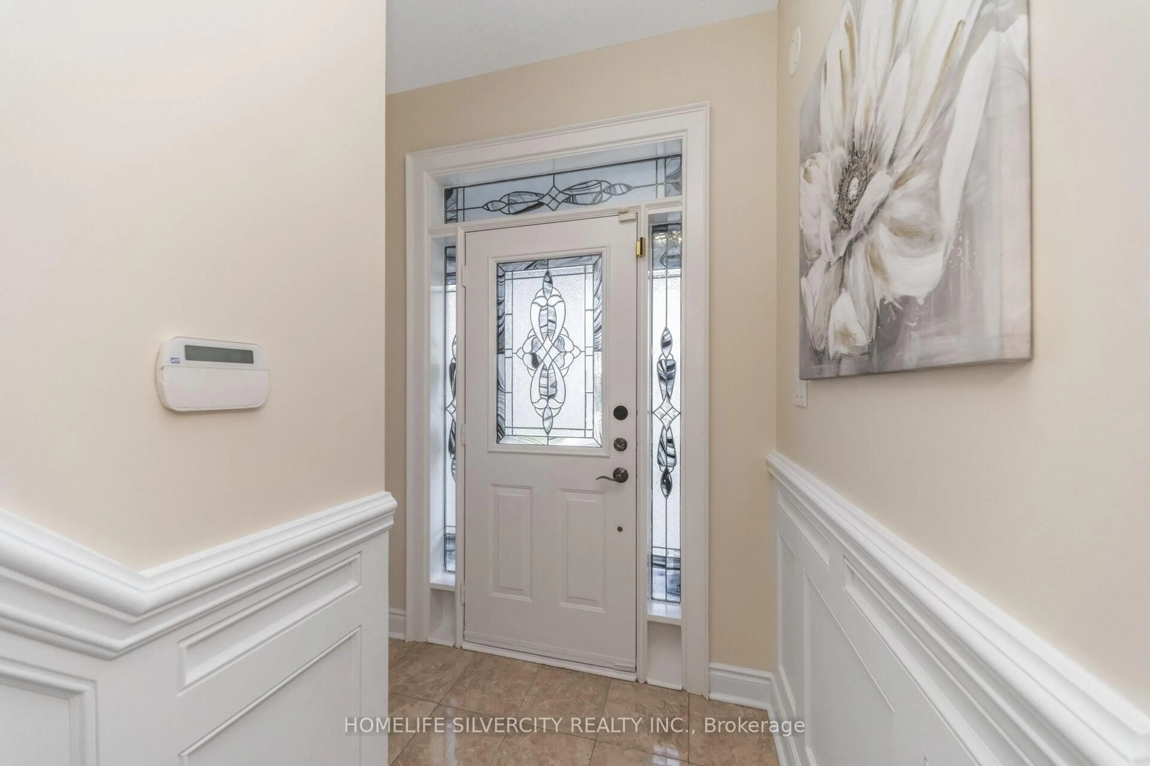 Indoor entryway for 8 Oak Gardens Crt, Brampton Ontario L6R 2Y6