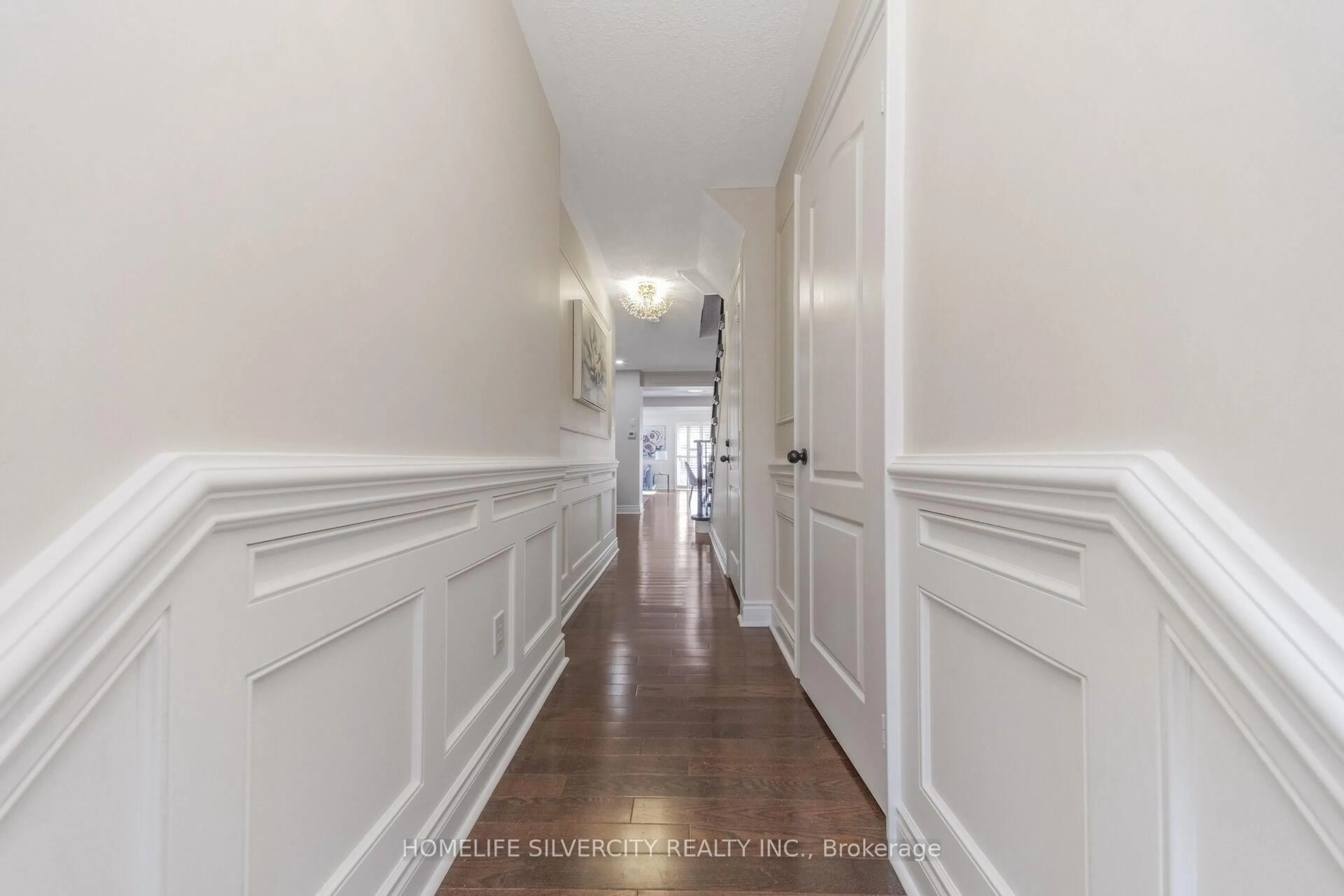 Indoor foyer for 8 Oak Gardens Crt, Brampton Ontario L6R 2Y6