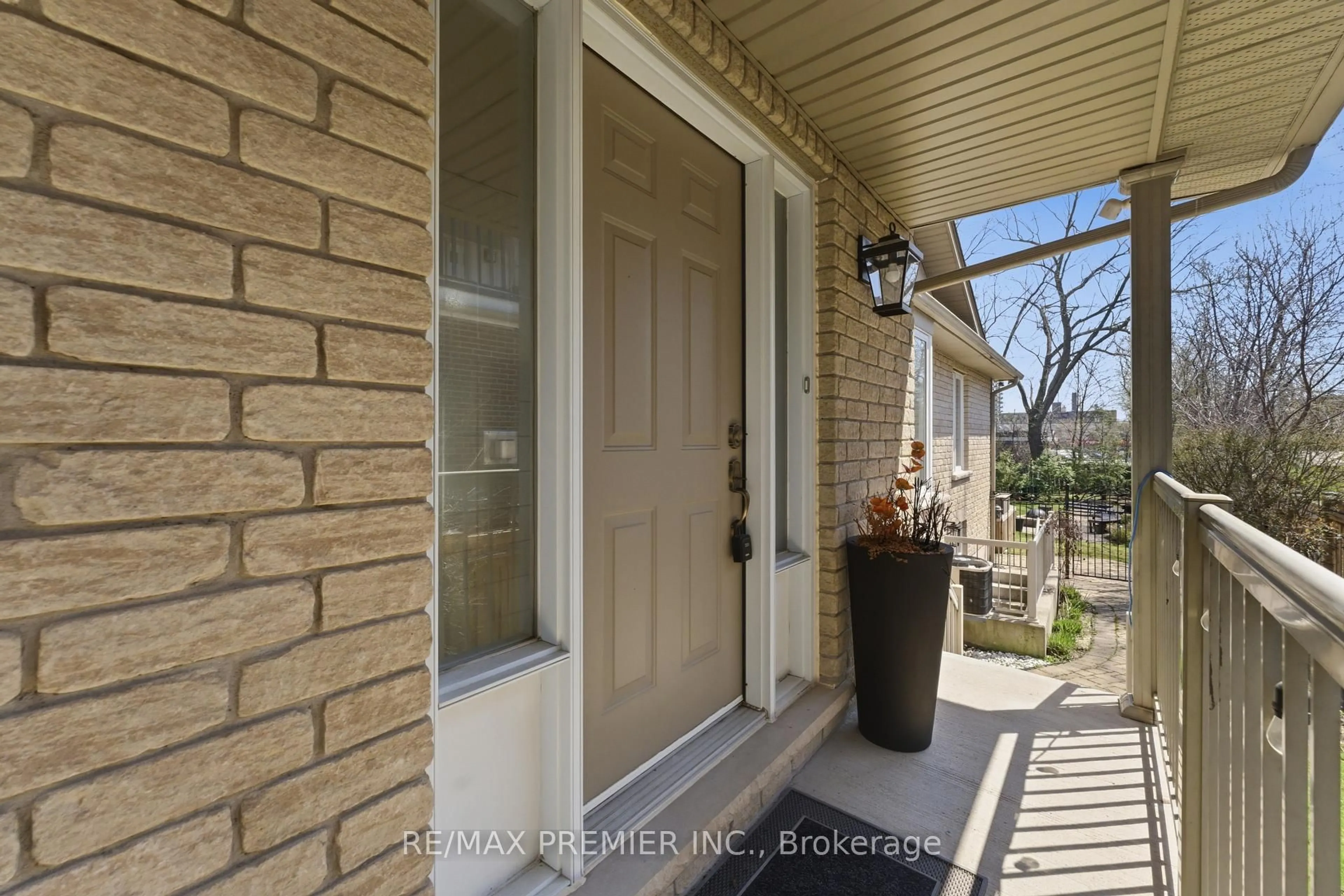 Indoor entryway for 2304 Sovereign St, Oakville Ontario L6L 1L6