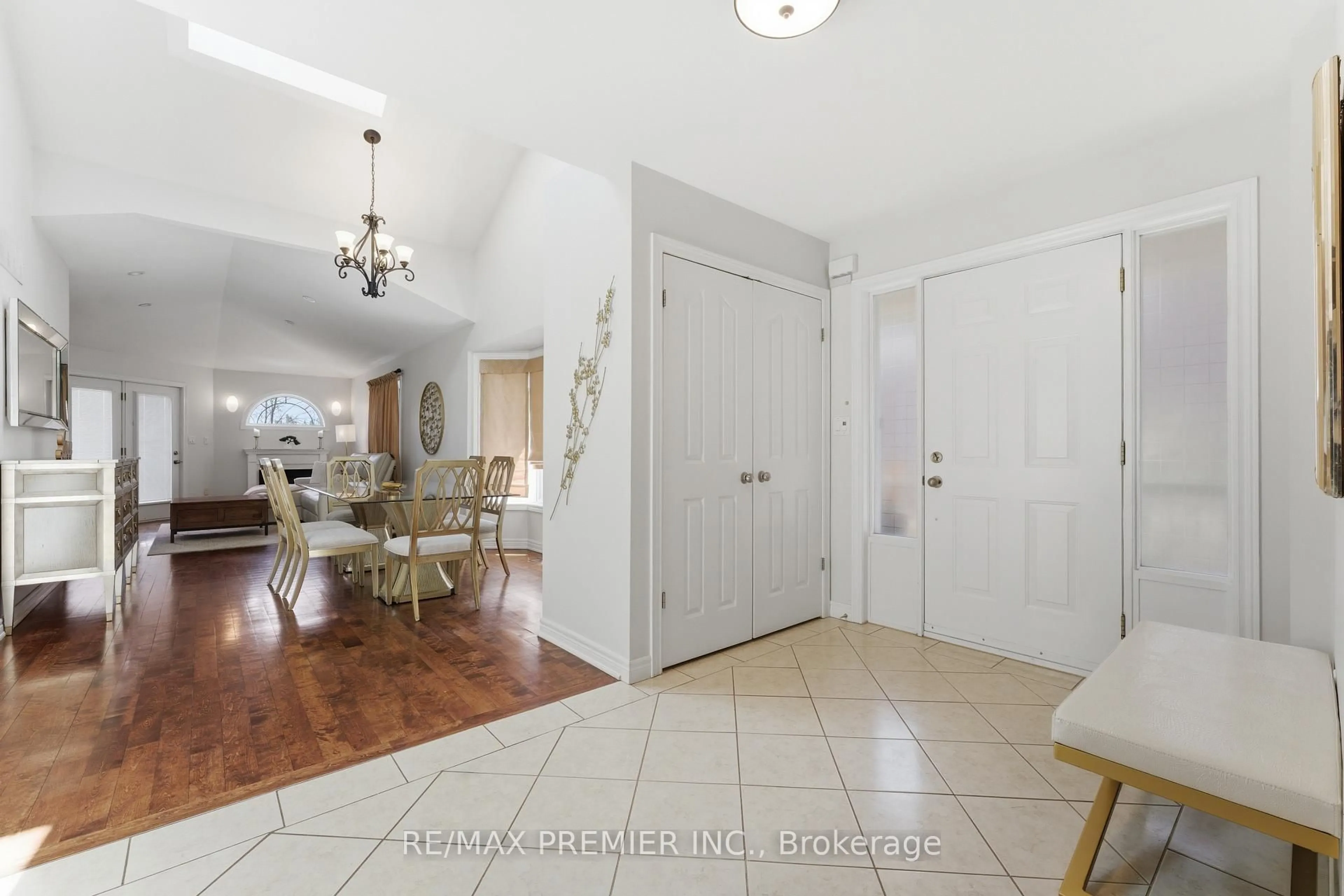 Indoor entryway for 2304 Sovereign St, Oakville Ontario L6L 1L6