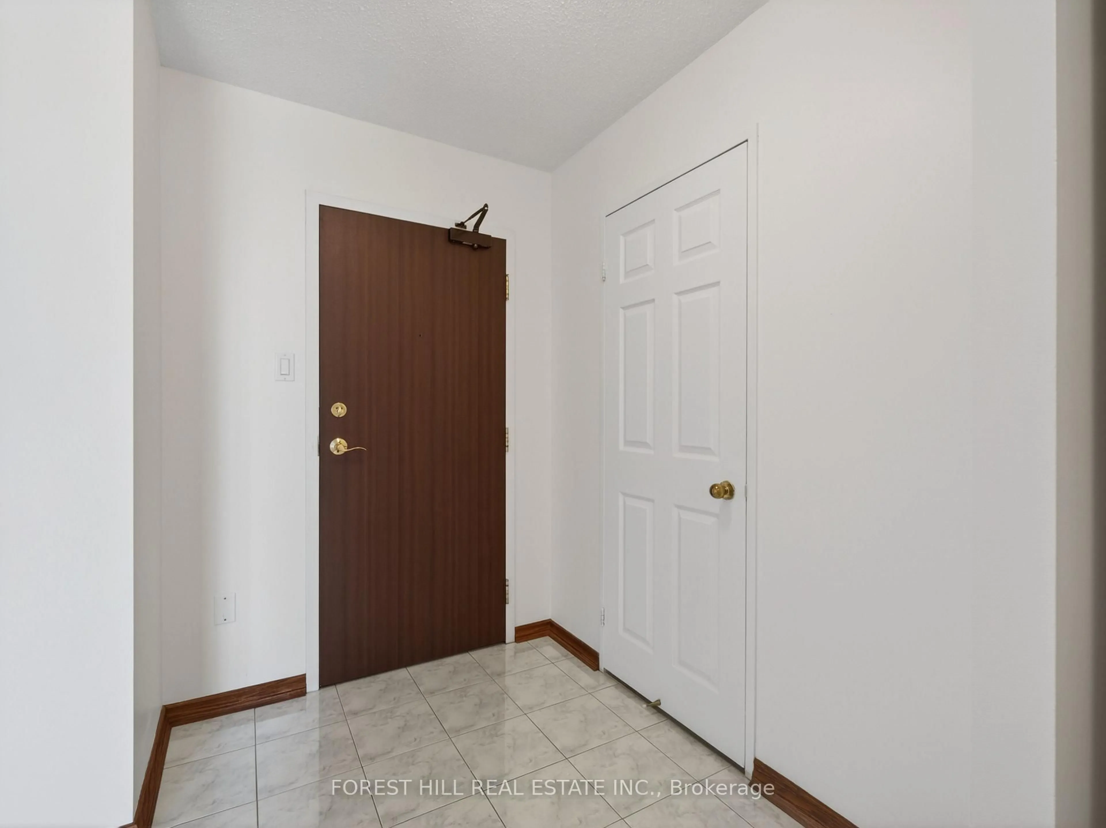 Indoor entryway for 100 County Court Blvd #1201, Brampton Ontario L6W 3X1