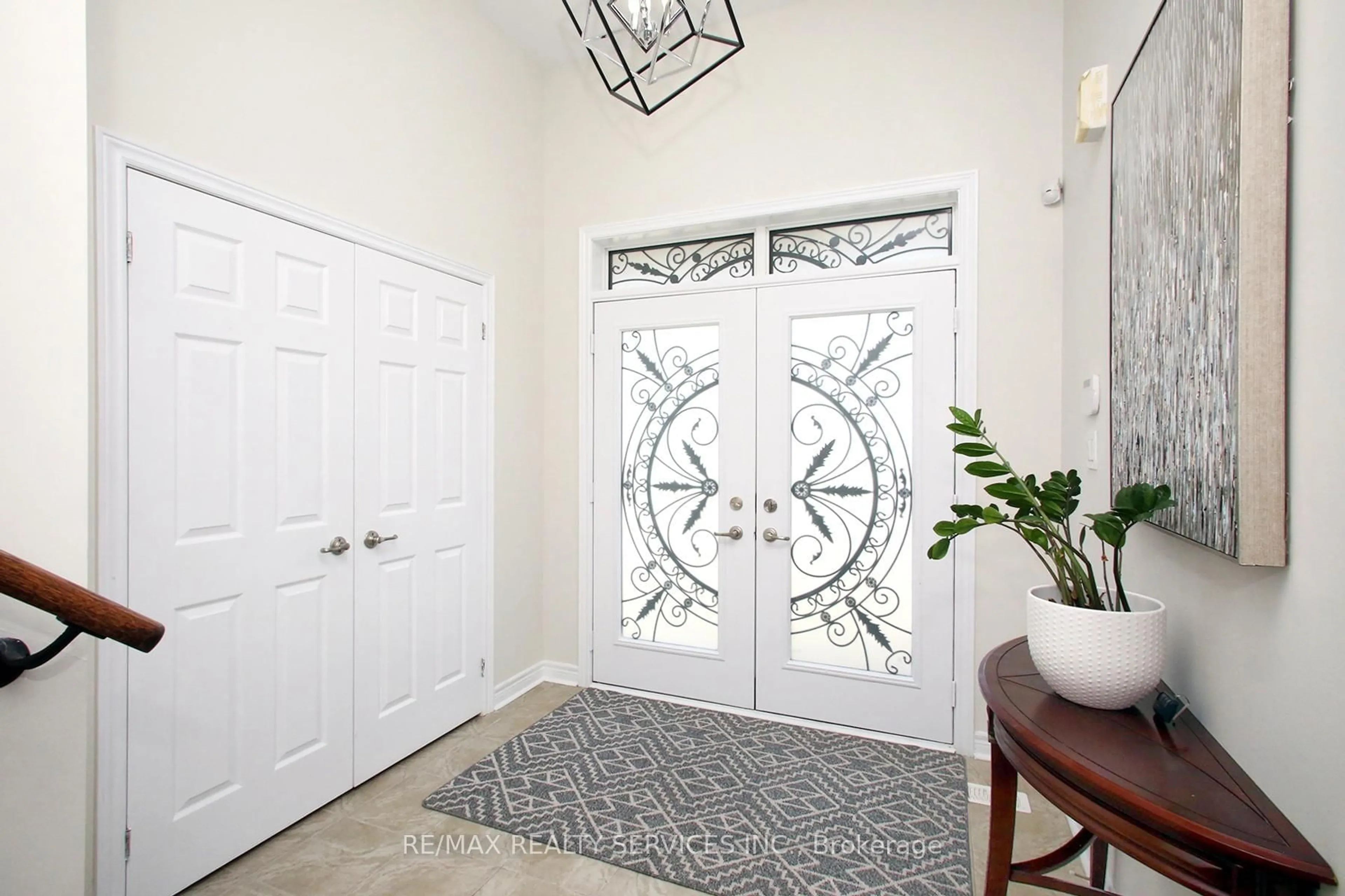Indoor entryway for 10 Isle Royal Terr, Brampton Ontario L6Y 6B1
