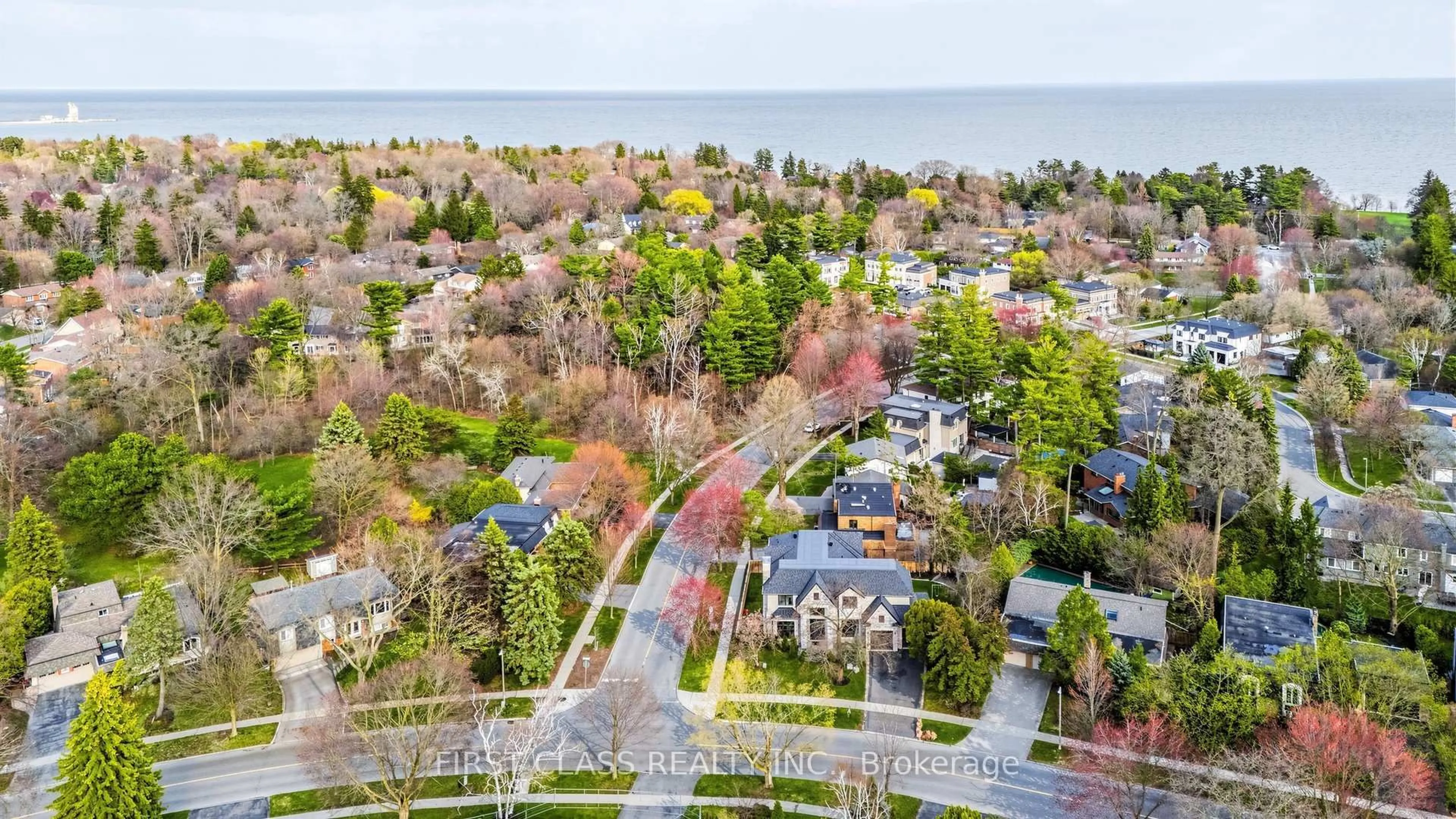 A pic from outside/outdoor area/front of a property/back of a property/a pic from drone, water/lake/river/ocean view for 2194 ELMHURST Ave, Oakville Ontario L6J 5G2