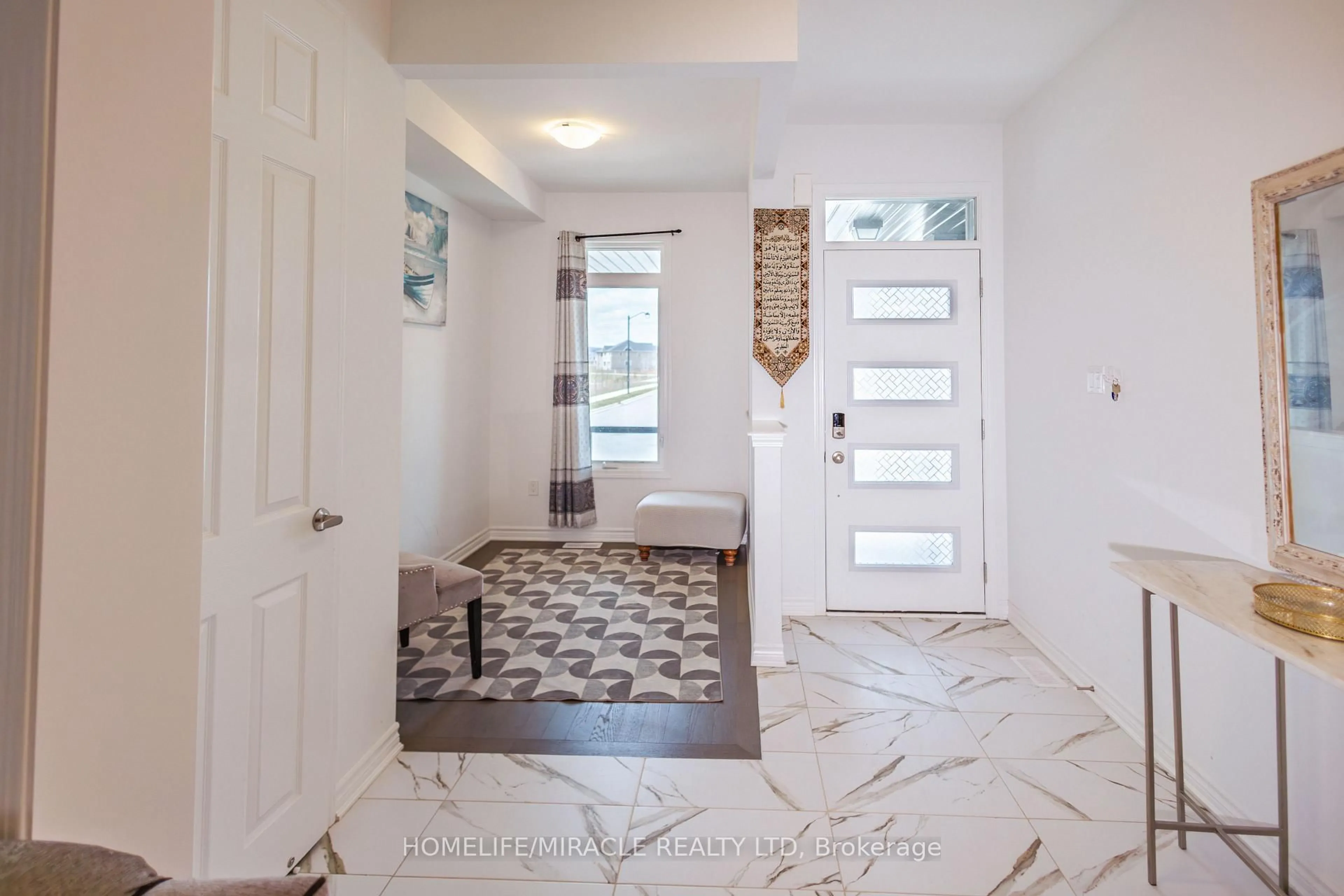 Indoor entryway for 349 Marigold Crt, Milton Ontario L9E 2B9