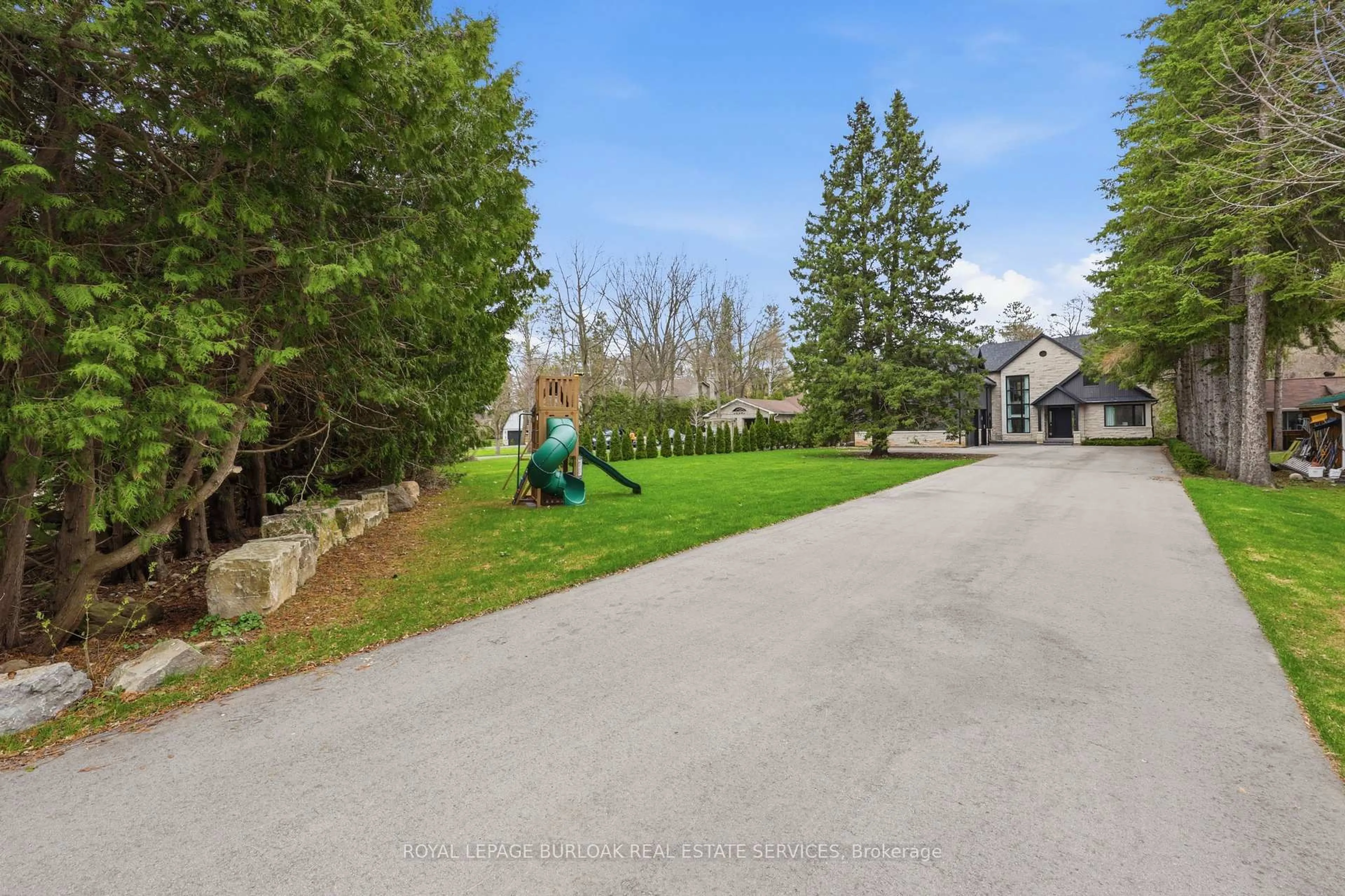 A pic from outside/outdoor area/front of a property/back of a property/a pic from drone, street for 39 Credit Rd, Caledon Ontario L7C 3J3