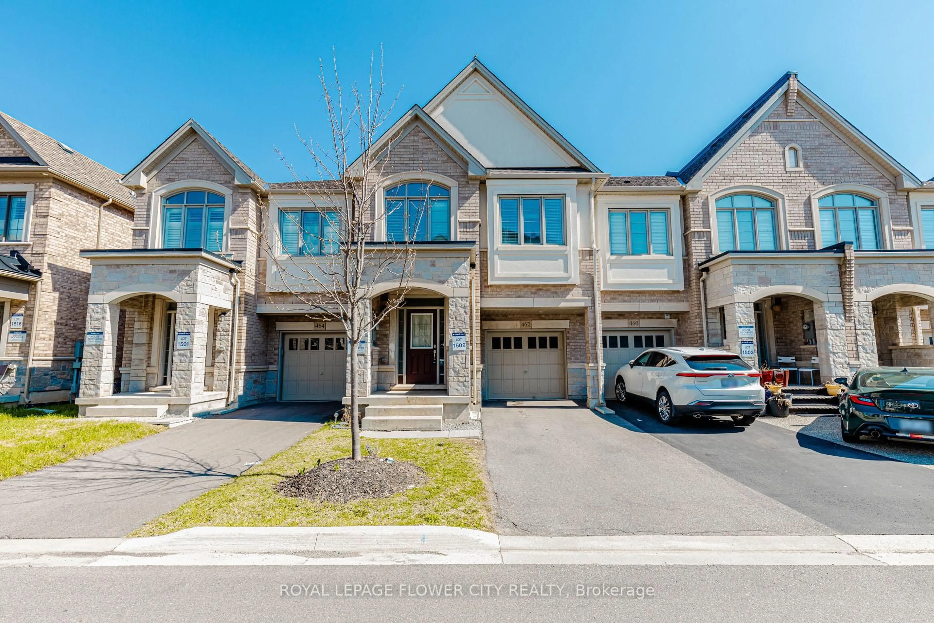 A pic from outside/outdoor area/front of a property/back of a property/a pic from drone, street for 462 Sheaffe Pl, Milton Ontario L9E 1K1