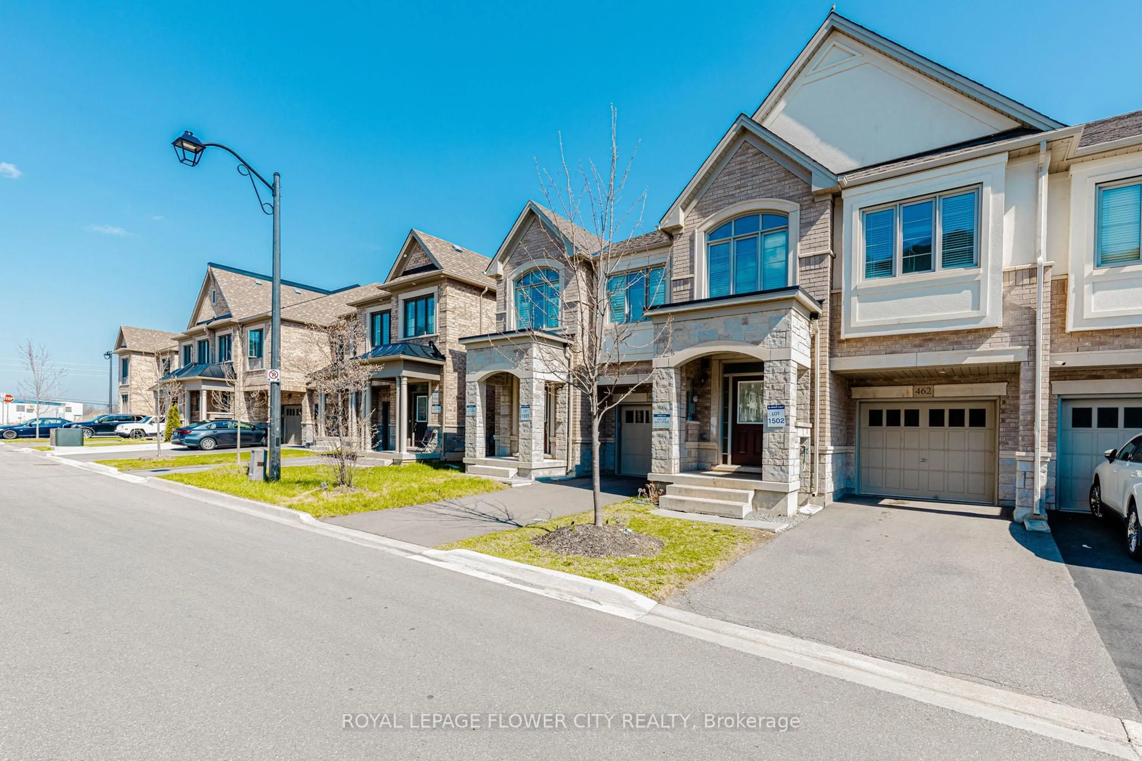 A pic from outside/outdoor area/front of a property/back of a property/a pic from drone, street for 462 Sheaffe Pl, Milton Ontario L9E 1K1