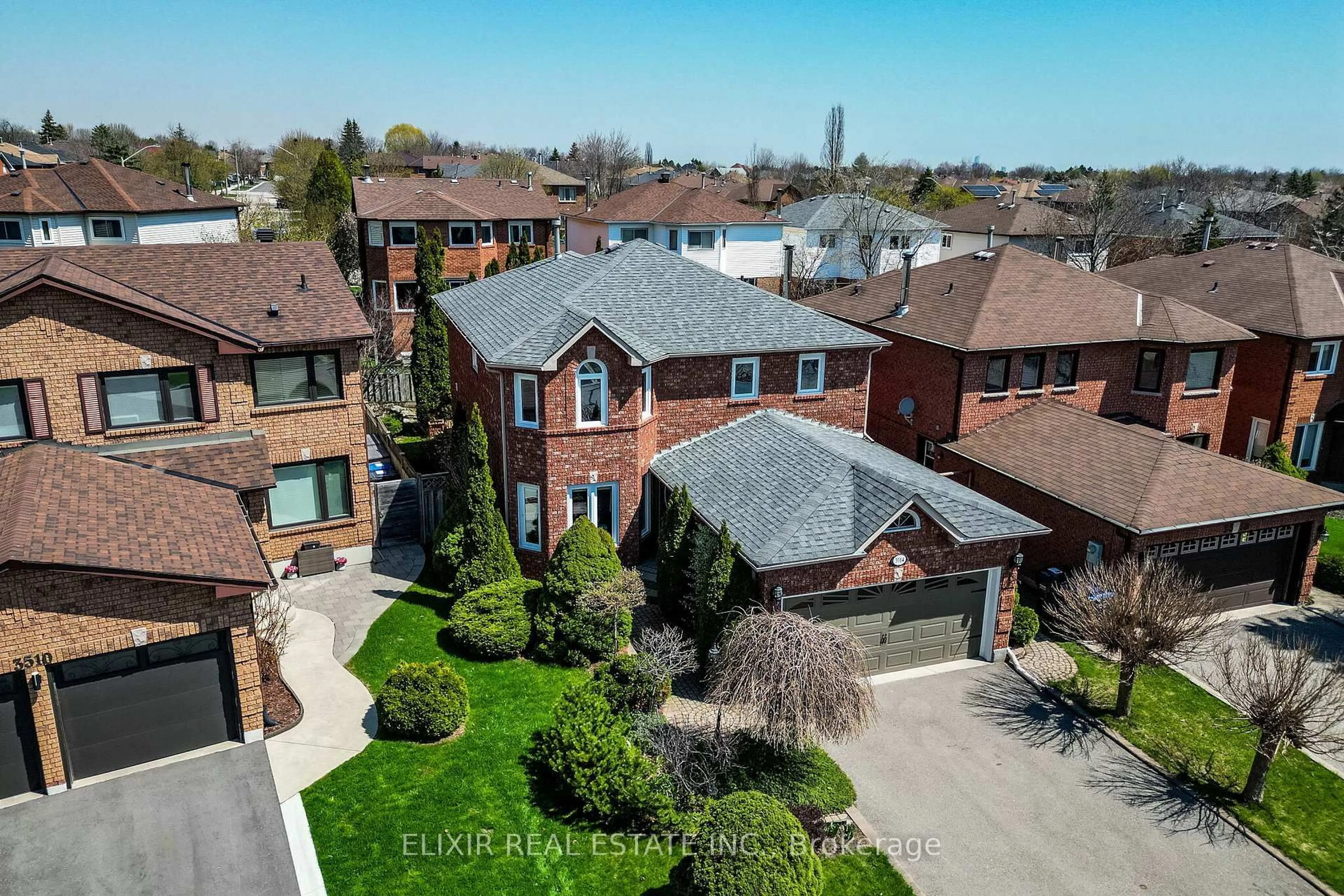 A pic from outside/outdoor area/front of a property/back of a property/a pic from drone, street for 3514 Pintail Circ, Mississauga Ontario L5N 6C7