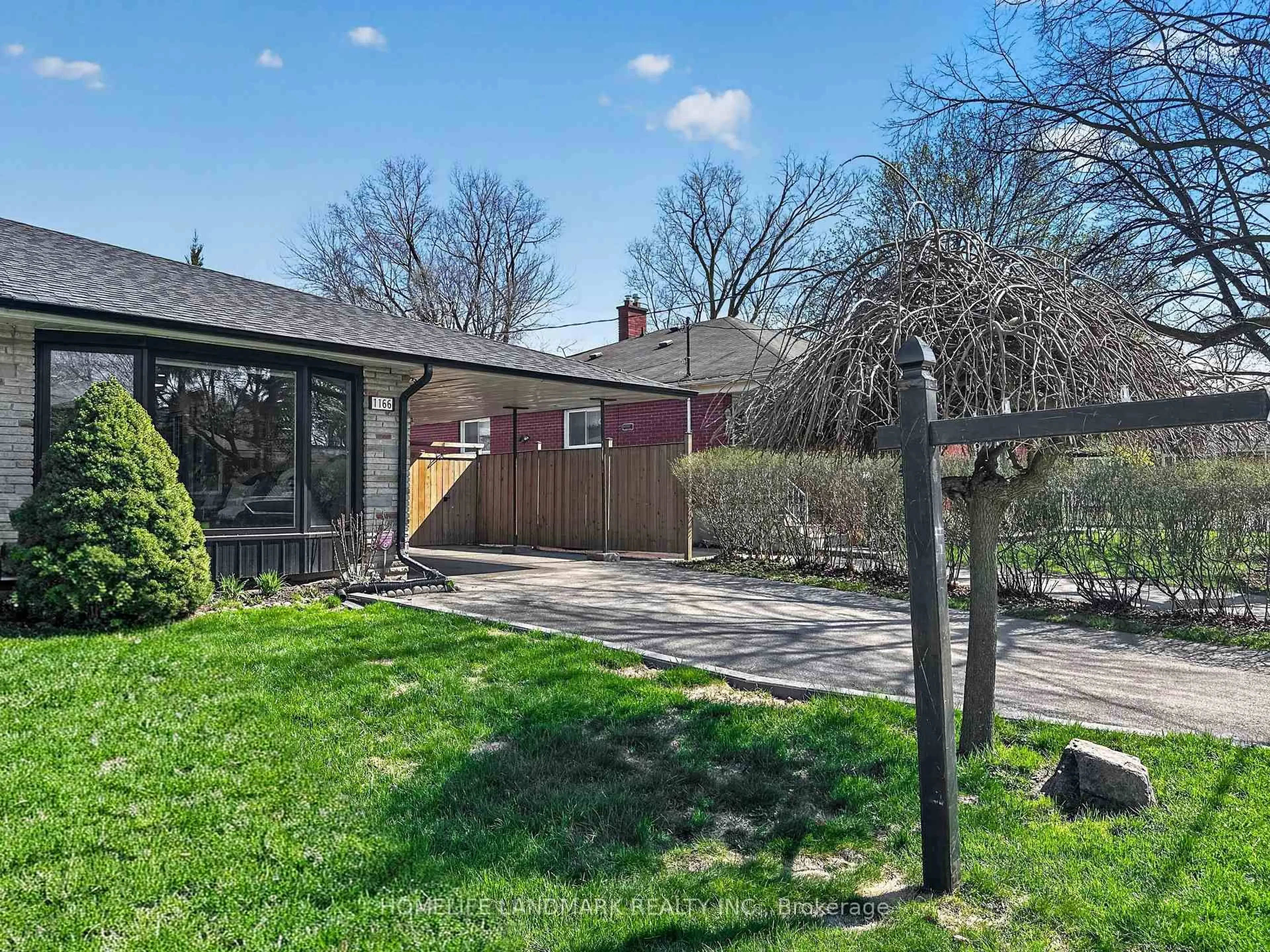 A pic from outside/outdoor area/front of a property/back of a property/a pic from drone, street for 1166 Kingsholm Dr, Mississauga Ontario L4Y 2H2