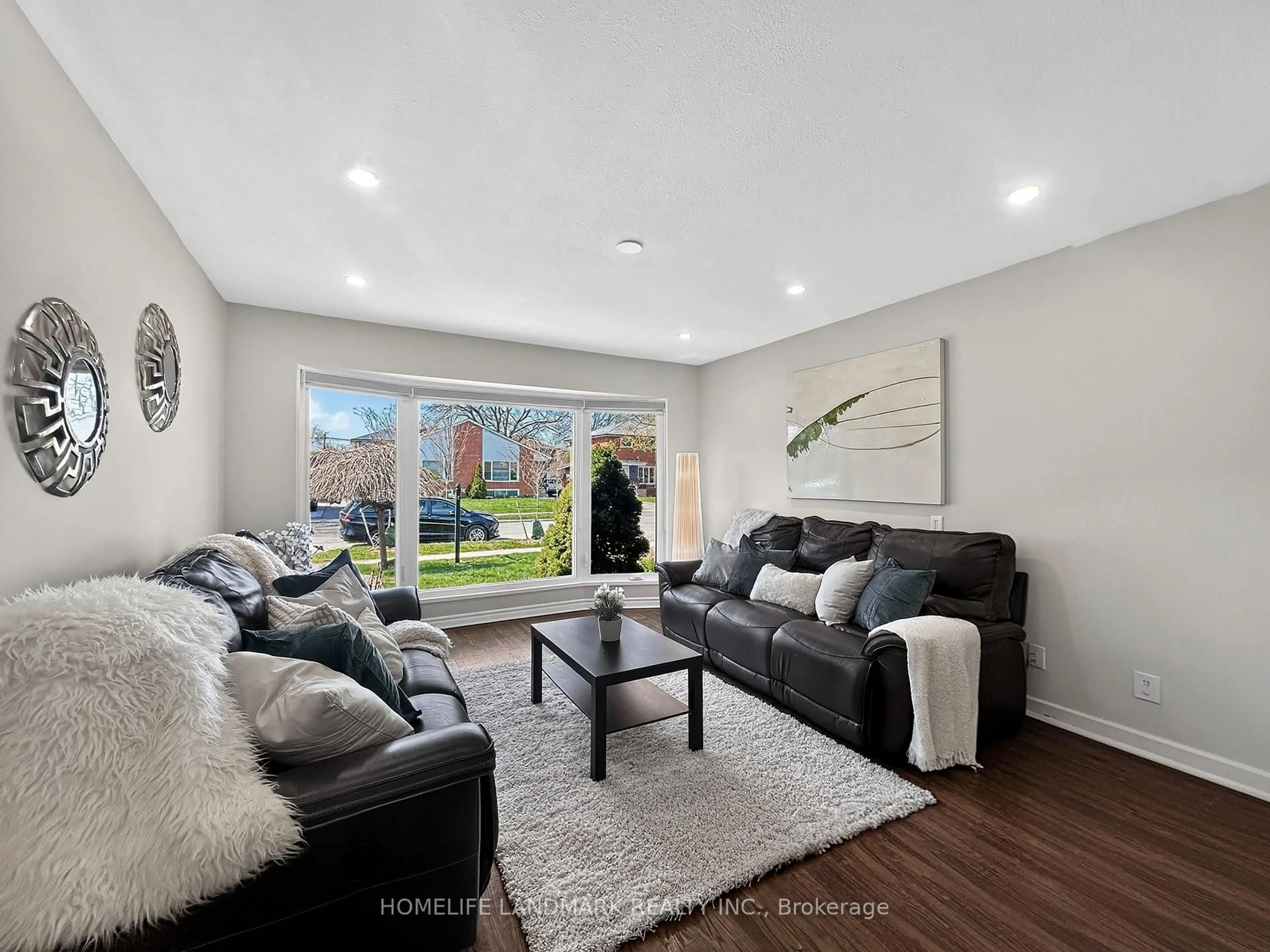 Living room with furniture, unknown for 1166 Kingsholm Dr, Mississauga Ontario L4Y 2H2