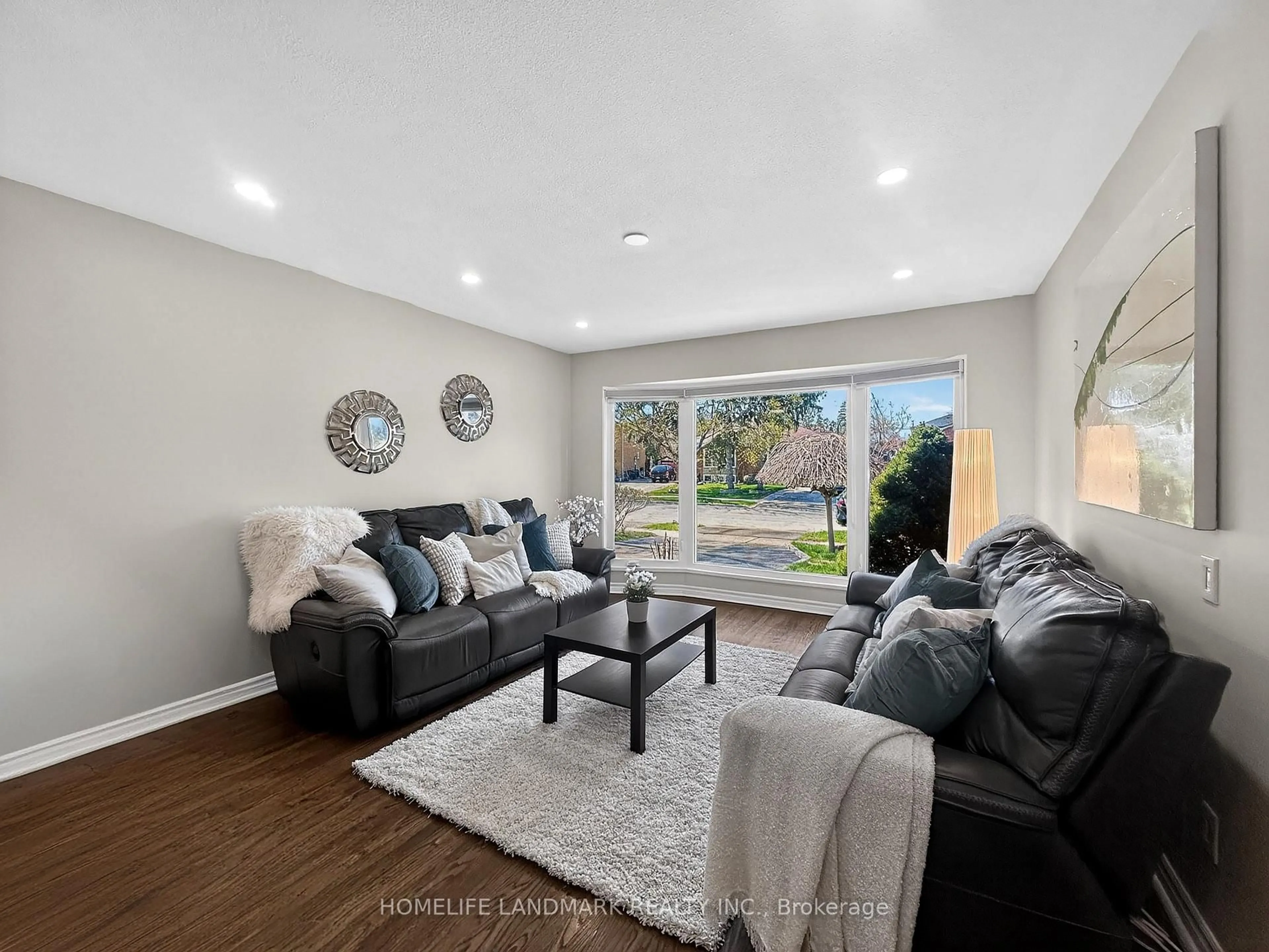 Living room with furniture, unknown for 1166 Kingsholm Dr, Mississauga Ontario L4Y 2H2